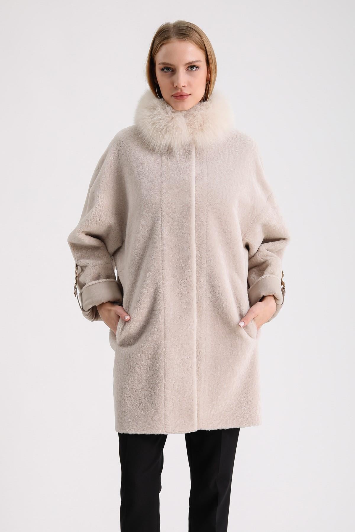 Manteau en astrakan beige avec garniture de renard, LC Leather Club