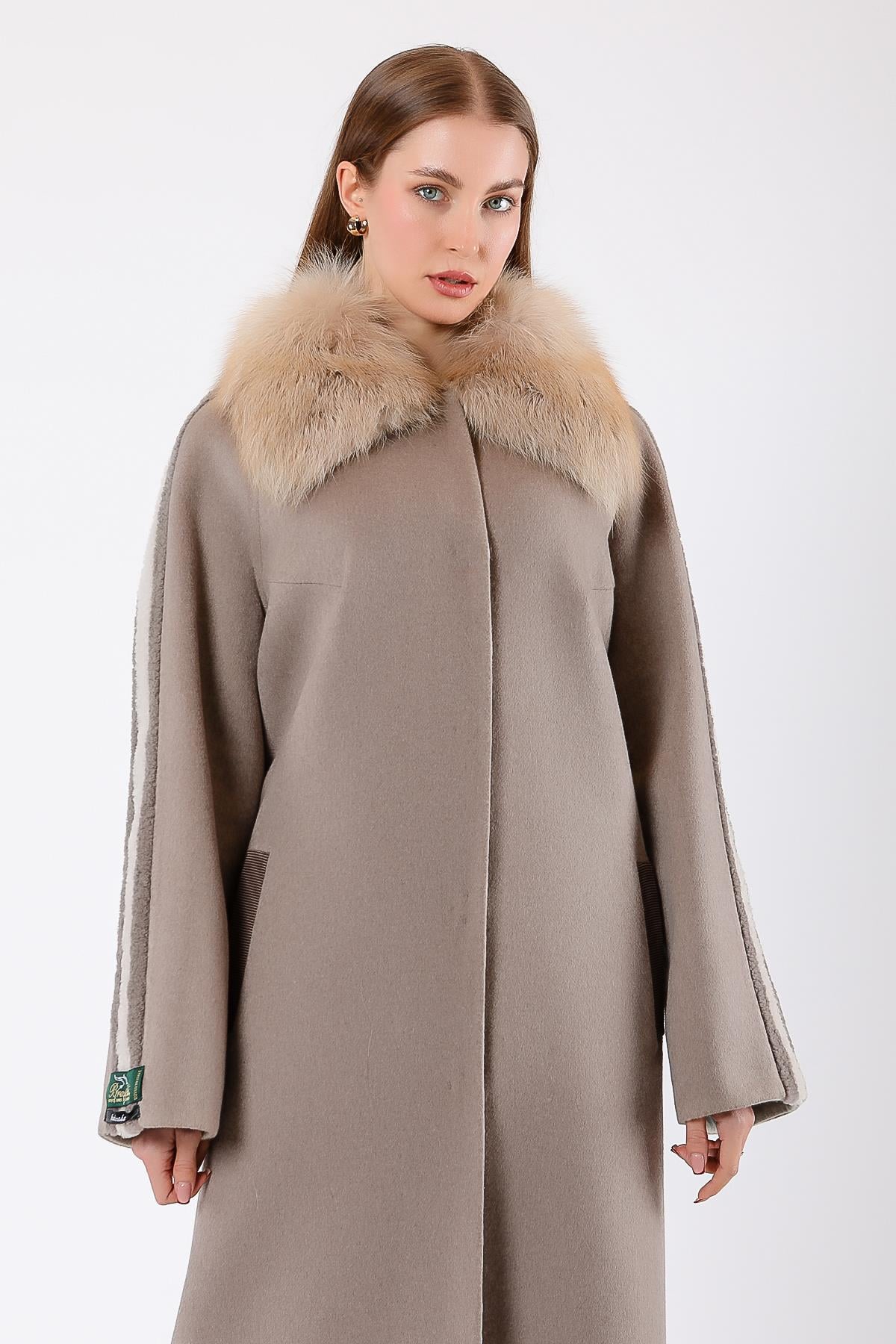 Manteau en alpaga laine beige avec garniture en fourrure de renard, LC Leather Club