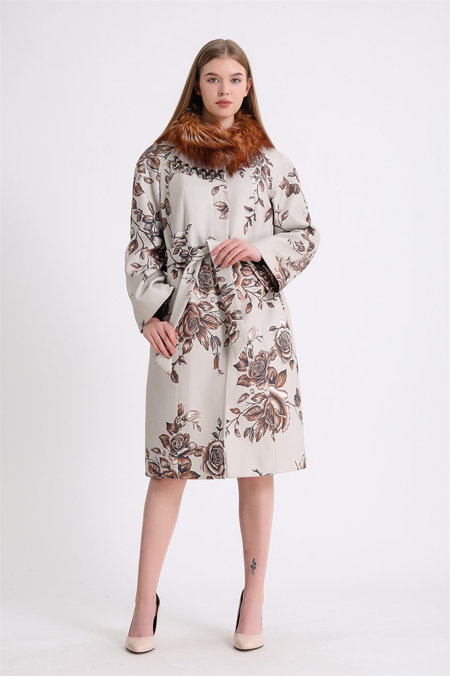 Manteau en cachemire beige or avec motif floral et garniture en fourrure de renard, LC Leather Club