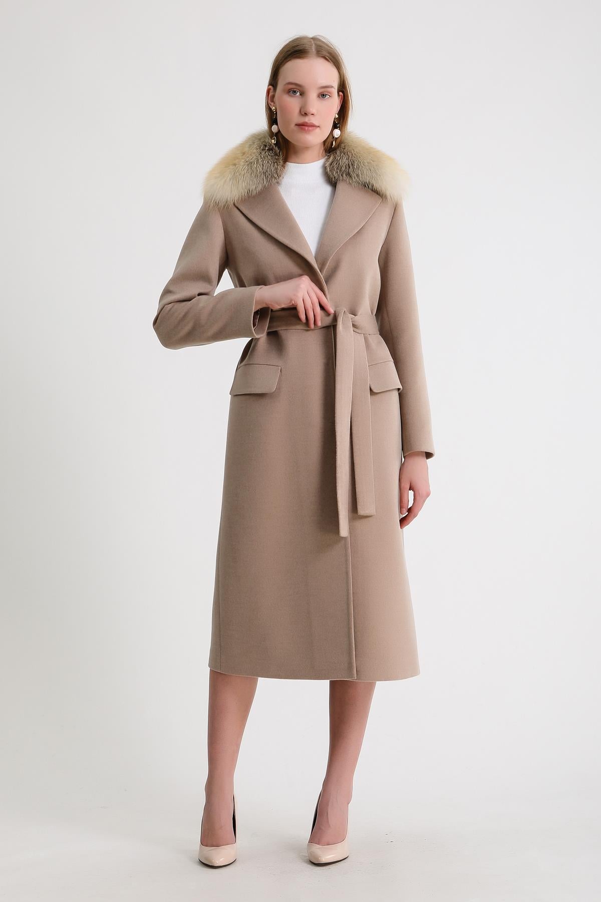 Manteau en cachemire beige avec détails en renard doré, LC Leather Club