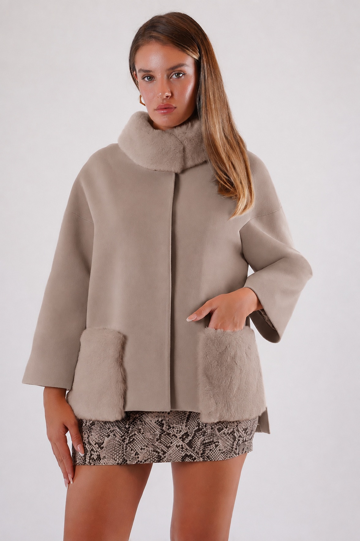 Beiger Kaschmirmantel mit Fuchsfell-Besatzung, LC Leather Club