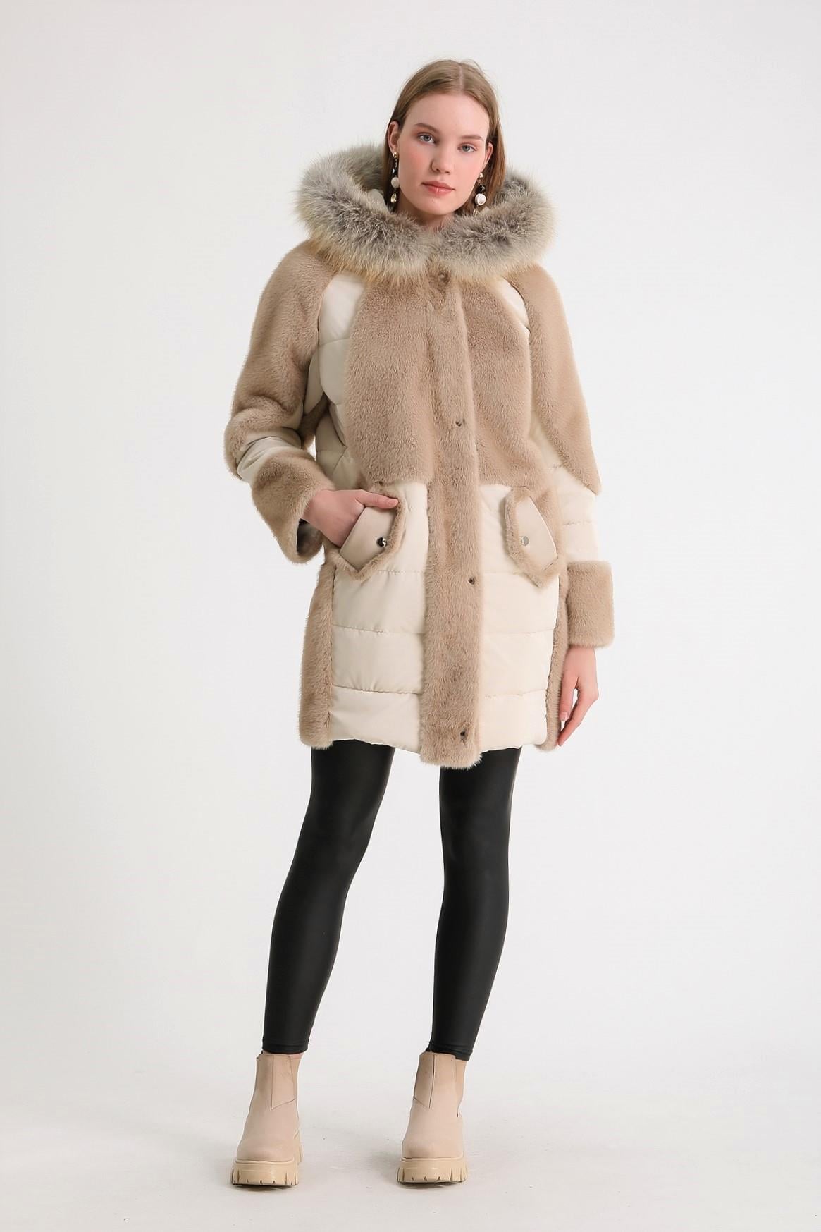 Doudoune beige avec détails en renard et doublure en peau d'agneau, LC Leather Club