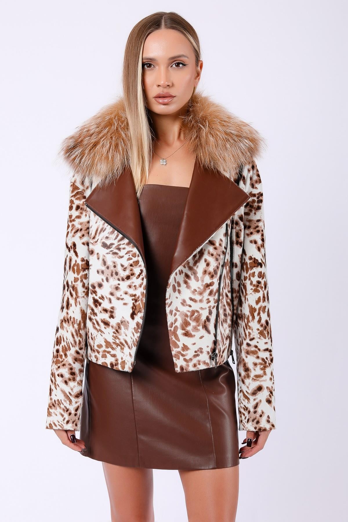 Manteau en cuir beige motif léopard avec garniture renard, LC Leather Club