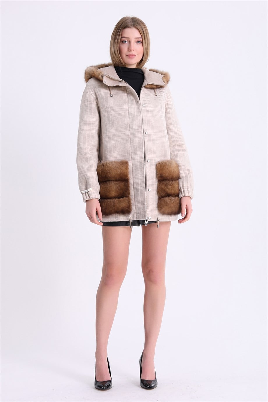 Manteau en alpaga beige à capuche avec garniture en fourrure de zibeline, LC Leather Club