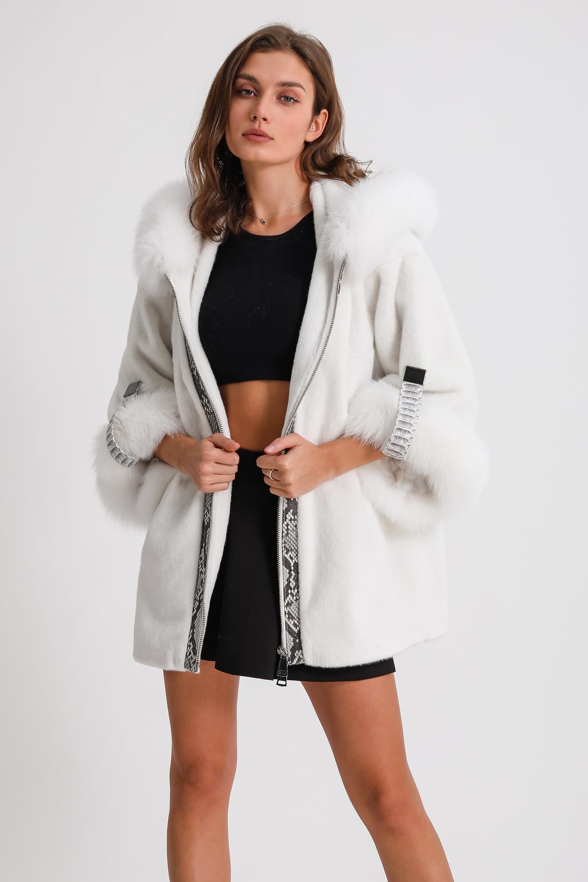 Manteau en fourrure de renard blanc avec garniture python, LC Leather Club