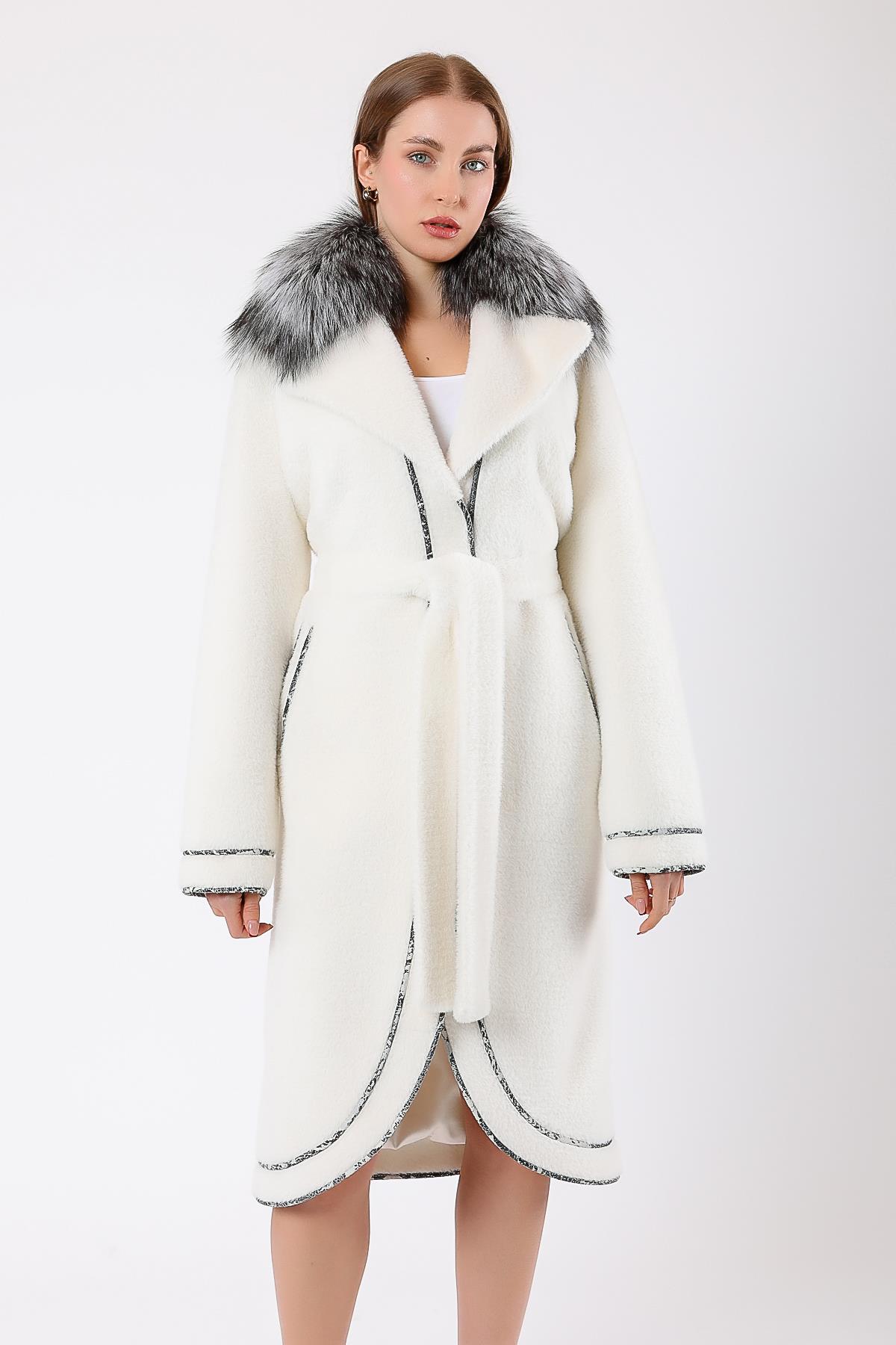 Manteau en laine blanc avec détails en fourrure de renard et garniture en cuir, LC Leather Club