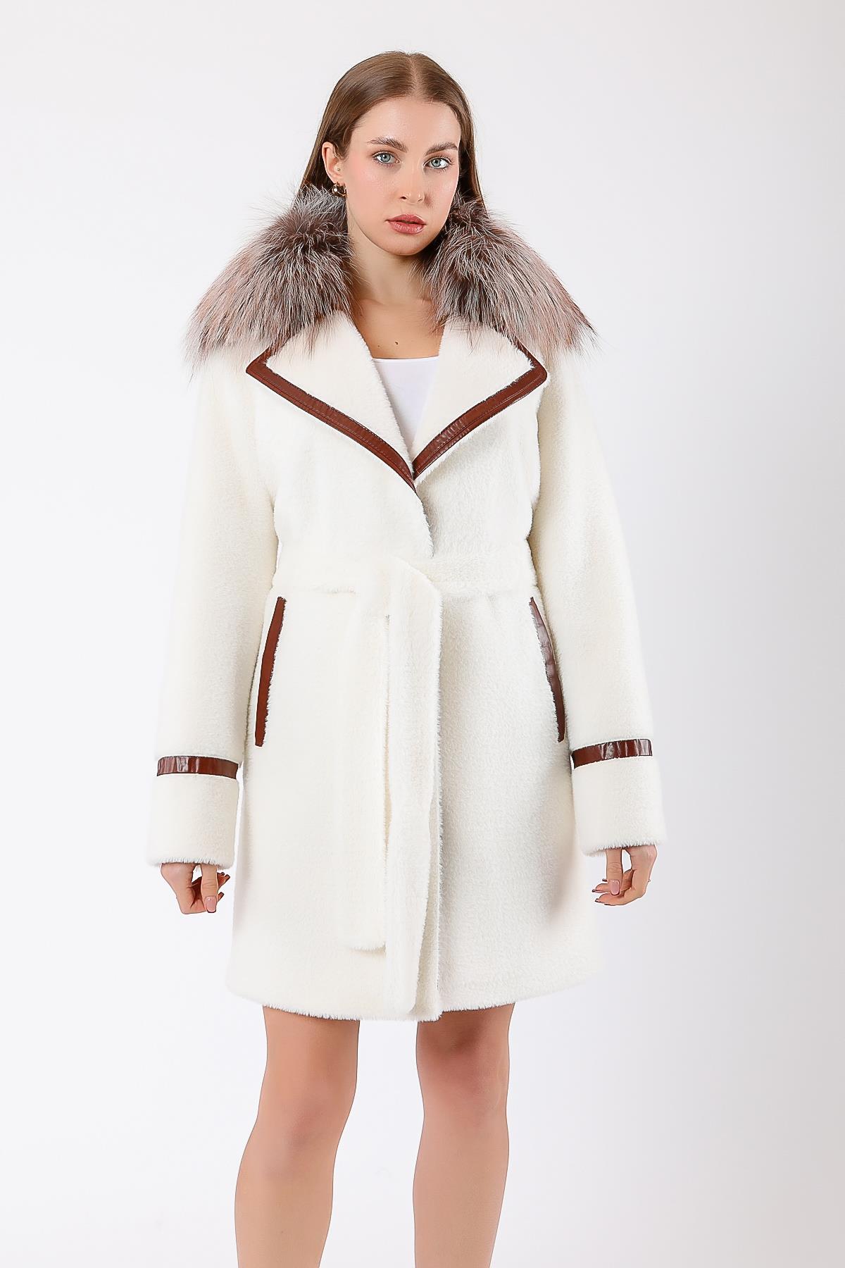 Manteau en laine blanc avec garniture en fourrure de renard et garniture en cuir, LC Leather Club