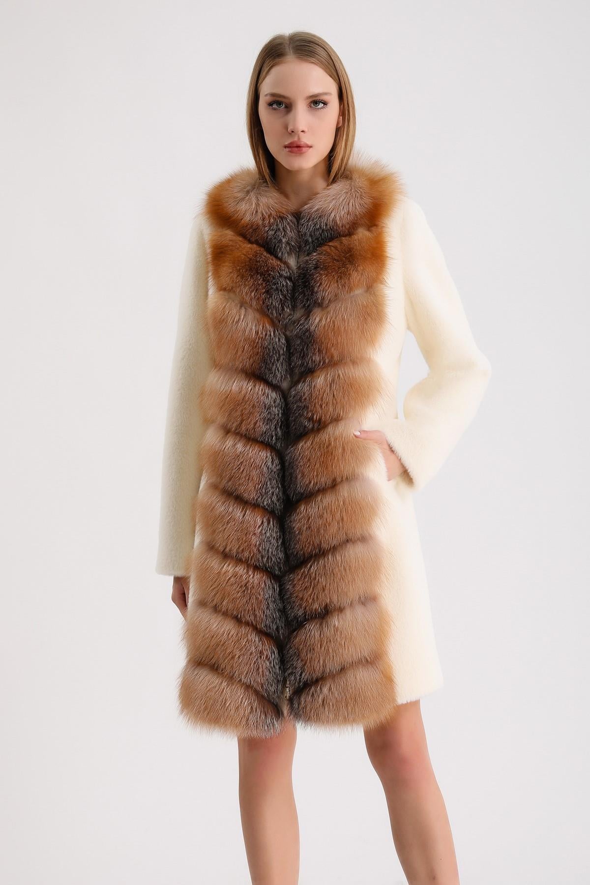 Manteau en laine blanc avec garnitures en fourrure de renard doré, LC Leather Club