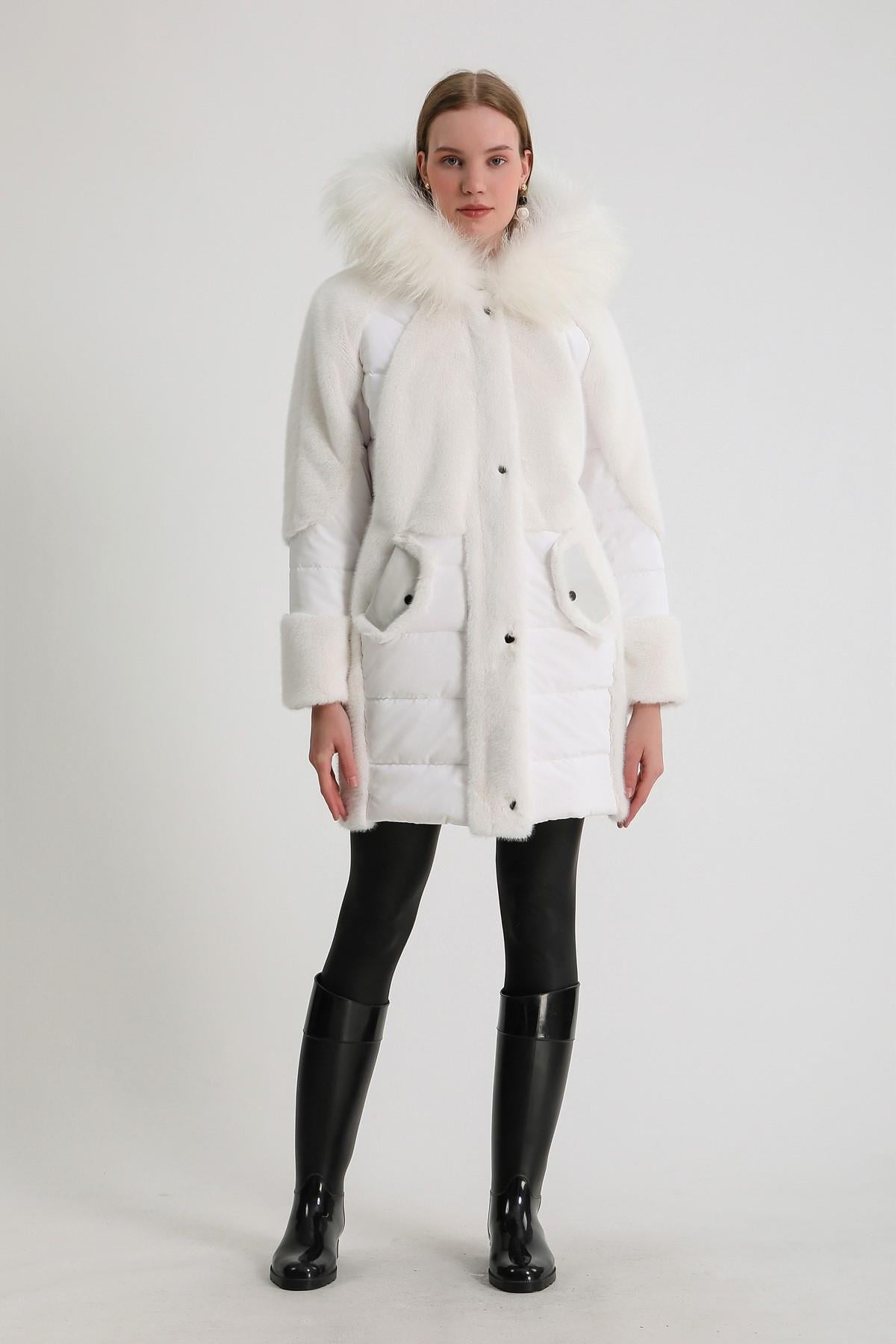 Doudoune blanche avec détails en renard et doublure en peau d'agneau, LC Leather Club