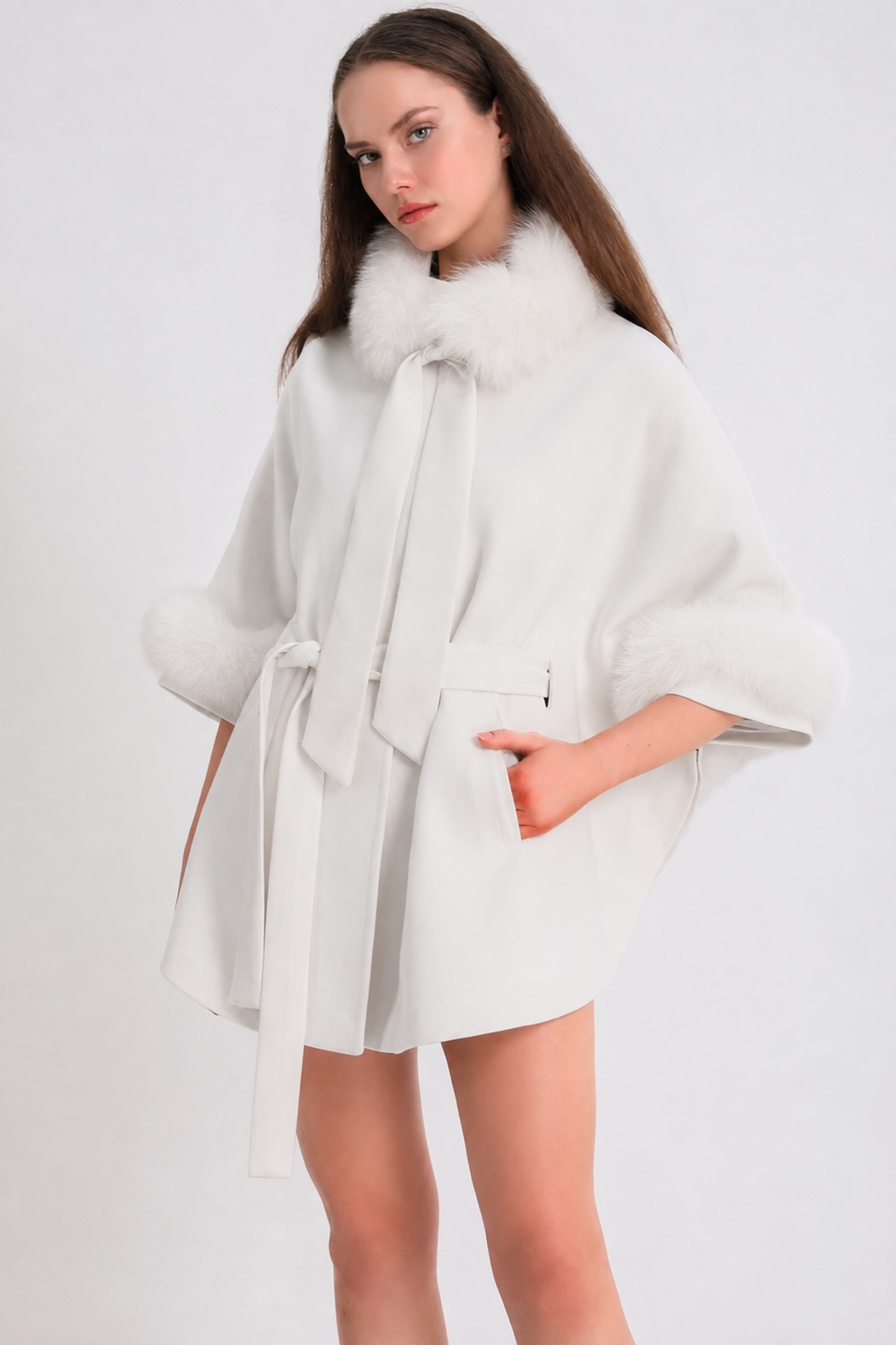 Weißer Kaschmir-Pelerine-Jacke mit Fuchsbesatz, LC Leather Club