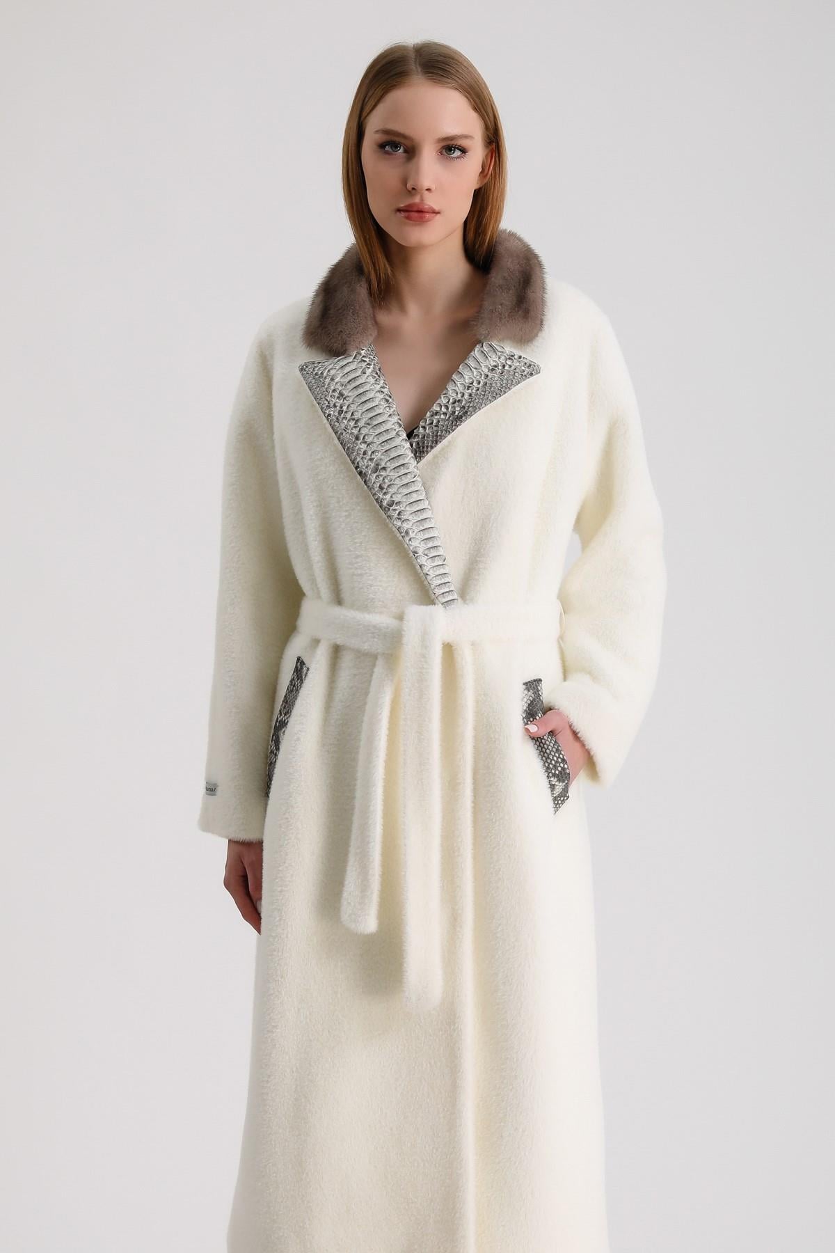 Manteau en laine blanc avec garnitures en vison et cuir python, LC Leather Club