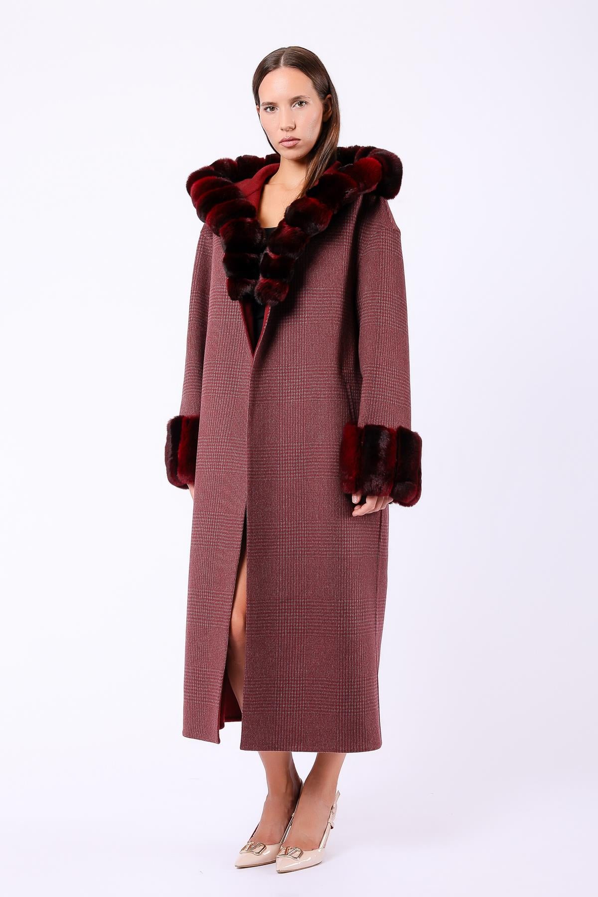 Manteau en alpaga et laine bordeaux avec accessoires en fourrure de chinchilla, LC Leather Club