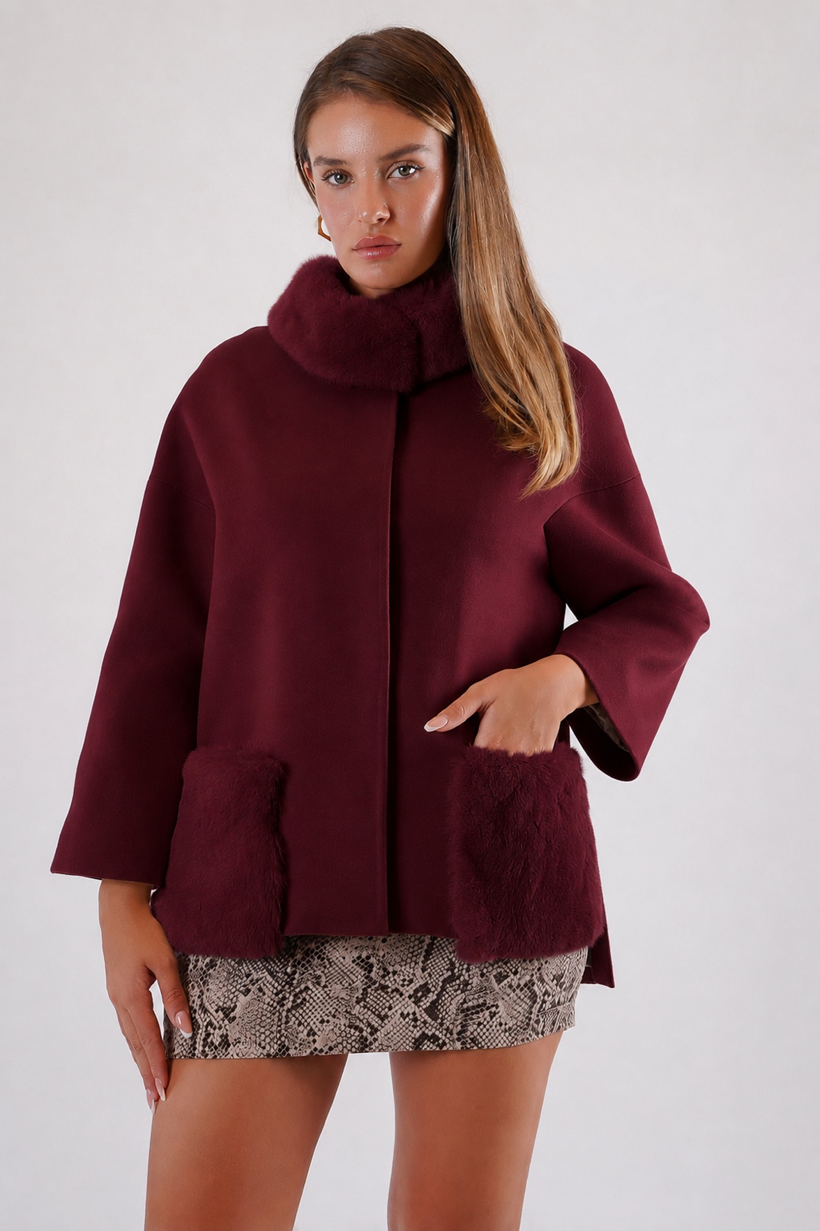 Manteau en cachemire bordeaux avec finitions en fourrure, LC Leather Club