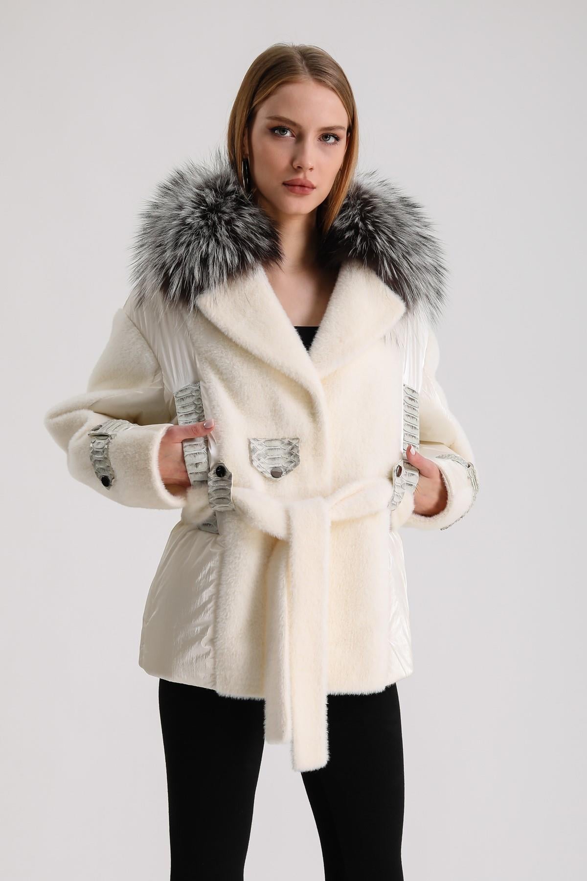Manteau en laine écru avec garnitures en fourrure de renard Arjante et cuir python, LC Leather Club