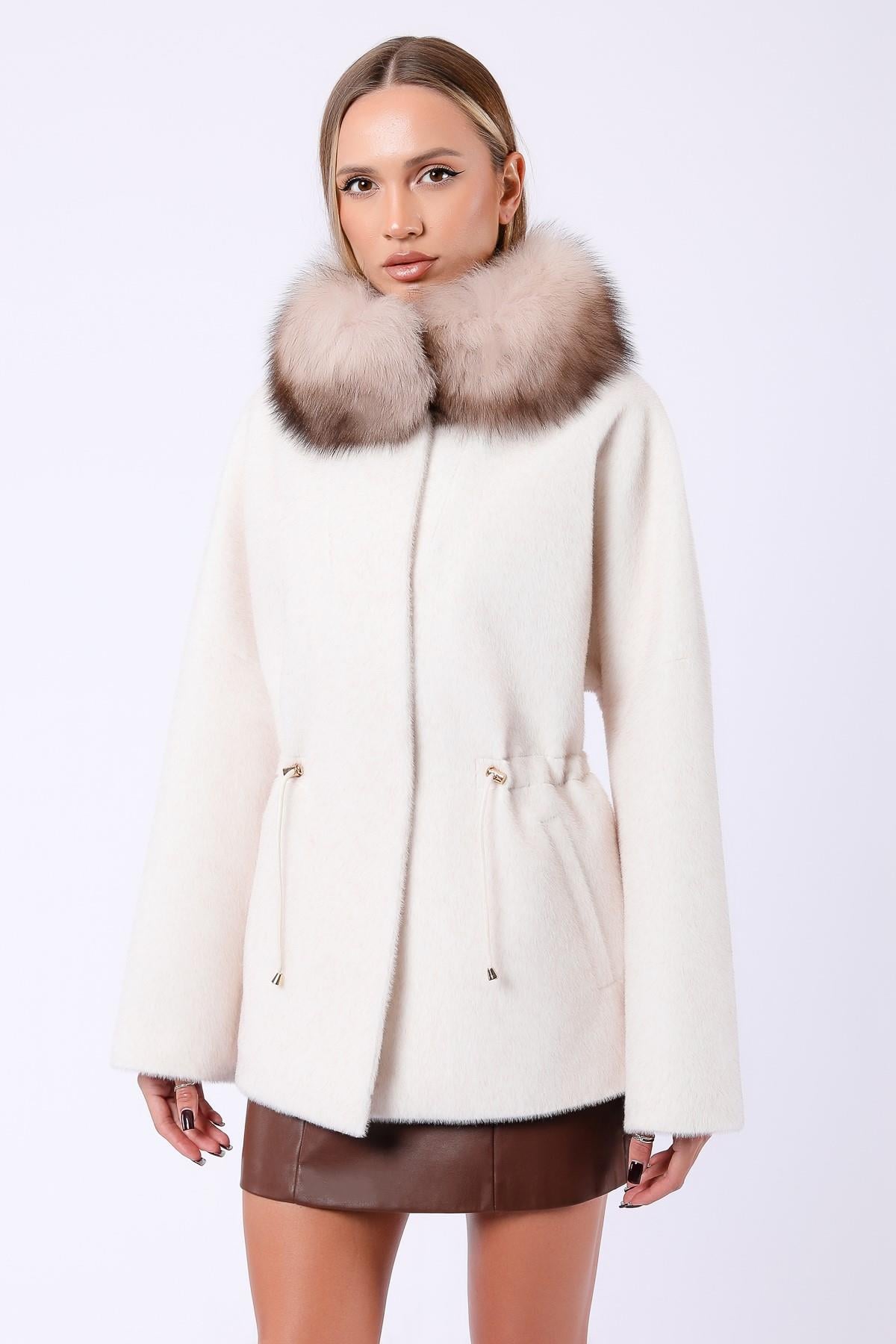 Manteau en laine écrue avec accessoires en fourrure de renard, LC Leather Club