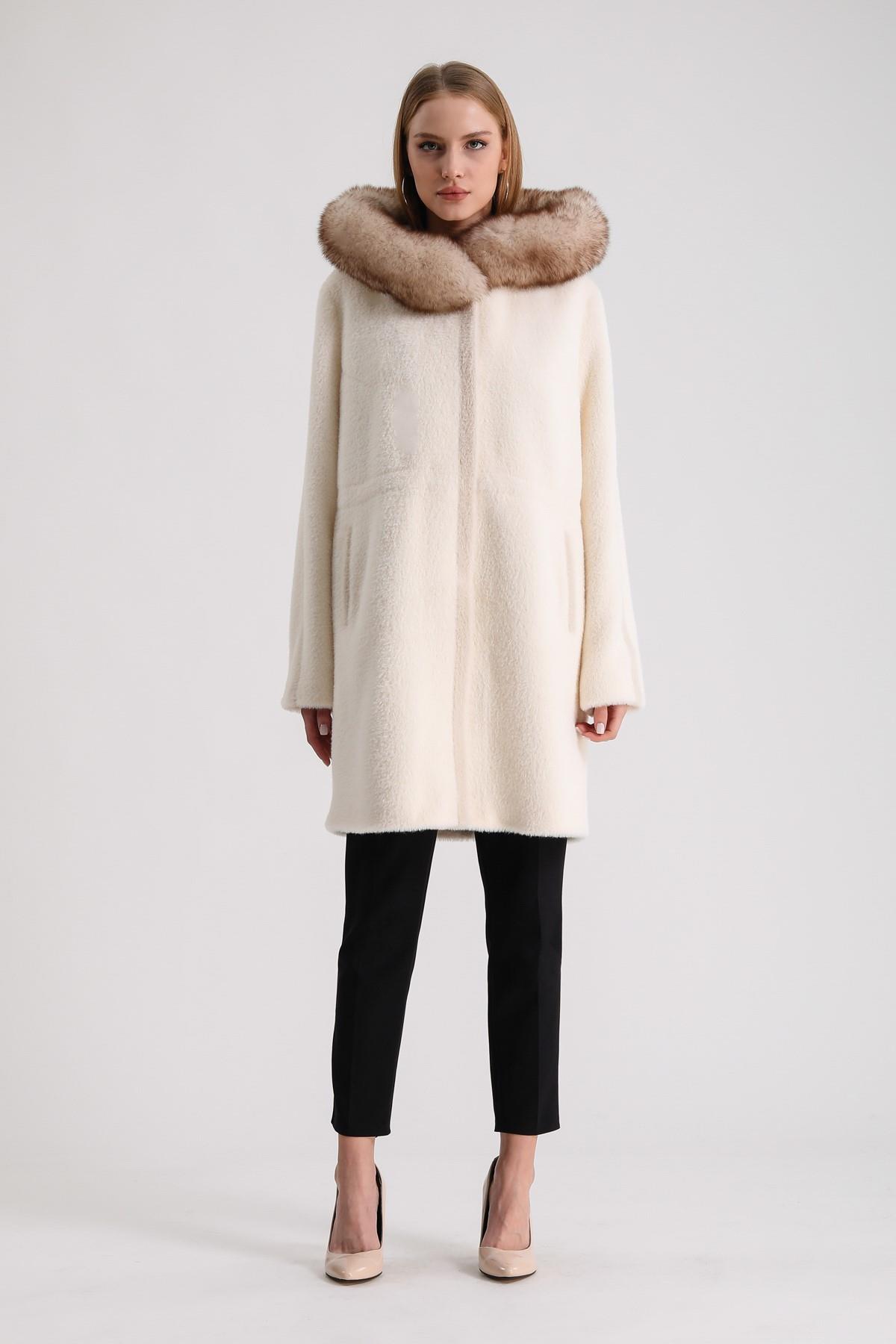 Manteau en laine écru avec garnitures en fourrure de renard, LC Leather Club