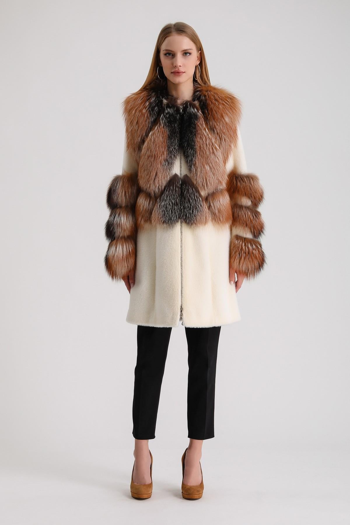 Manteau en laine écru avec garniture de renard naturel, LC Leather Club
