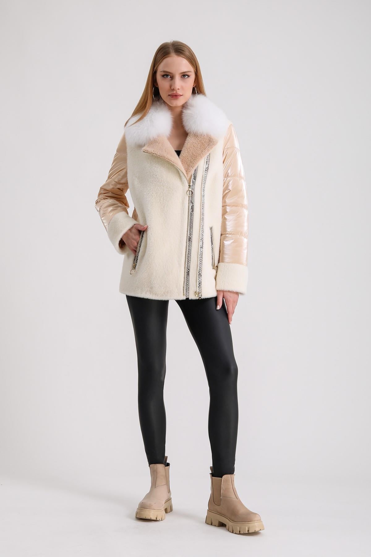 Manteau en laine écru avec garnitures en fourrure de renard saumon et cuir python, LC Leather Club