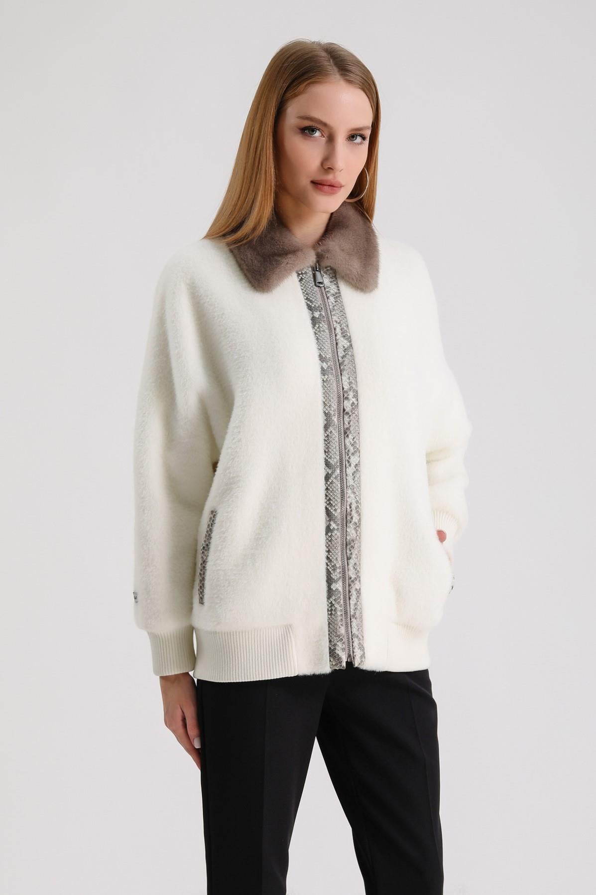 Veste en laine écru avec garnitures en vison et détails en cuir python, LC Leather Club