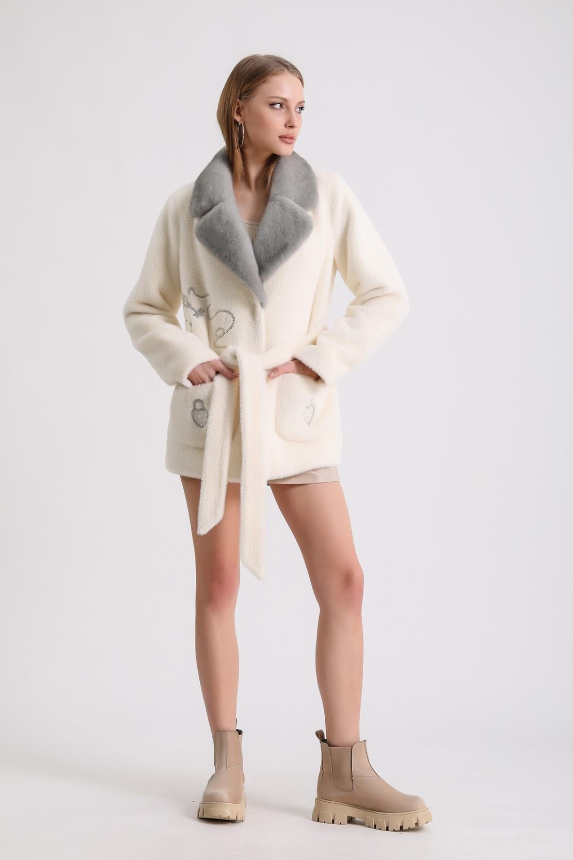 Manteau en laine gris blanc avec parure de vison et détails brodés, LC Leather Club
