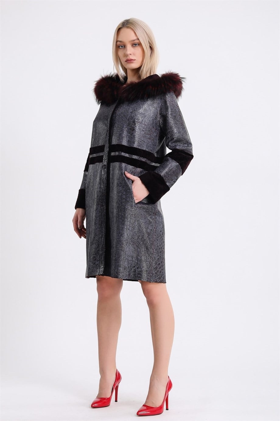Manteau en astrakan gris bordeaux imprimé crocodile avec détails renard, LC Leather Club