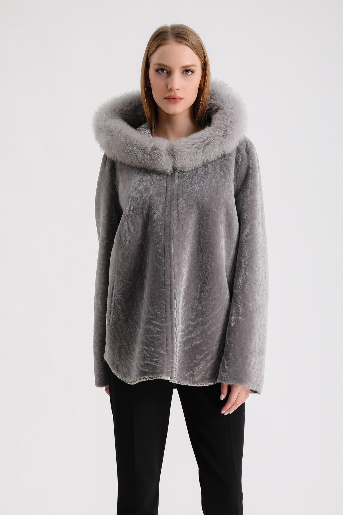 Manteau en astrakan gris réversible avec garnitures en fourrure de renard, LC Leather Club