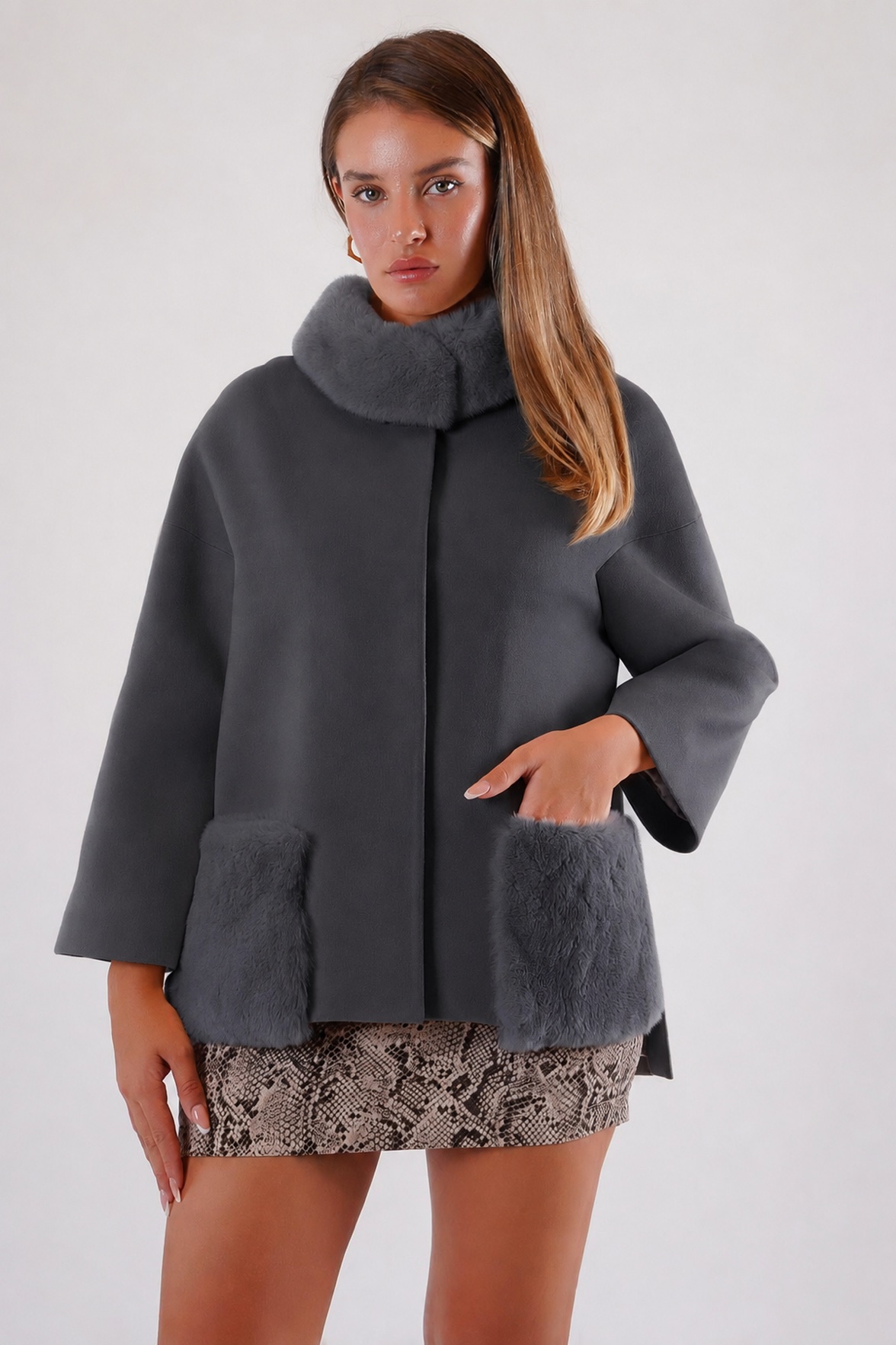 Manteau en cachemire gris avec finitions en fourrure, LC Leather Club