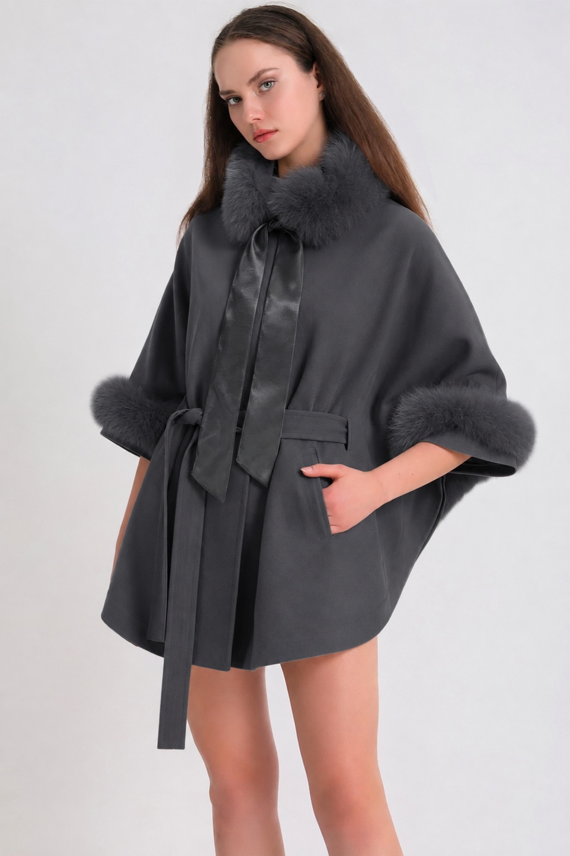 Veste cape en cachemire grise avec finitions en renard, LC Leather Club
