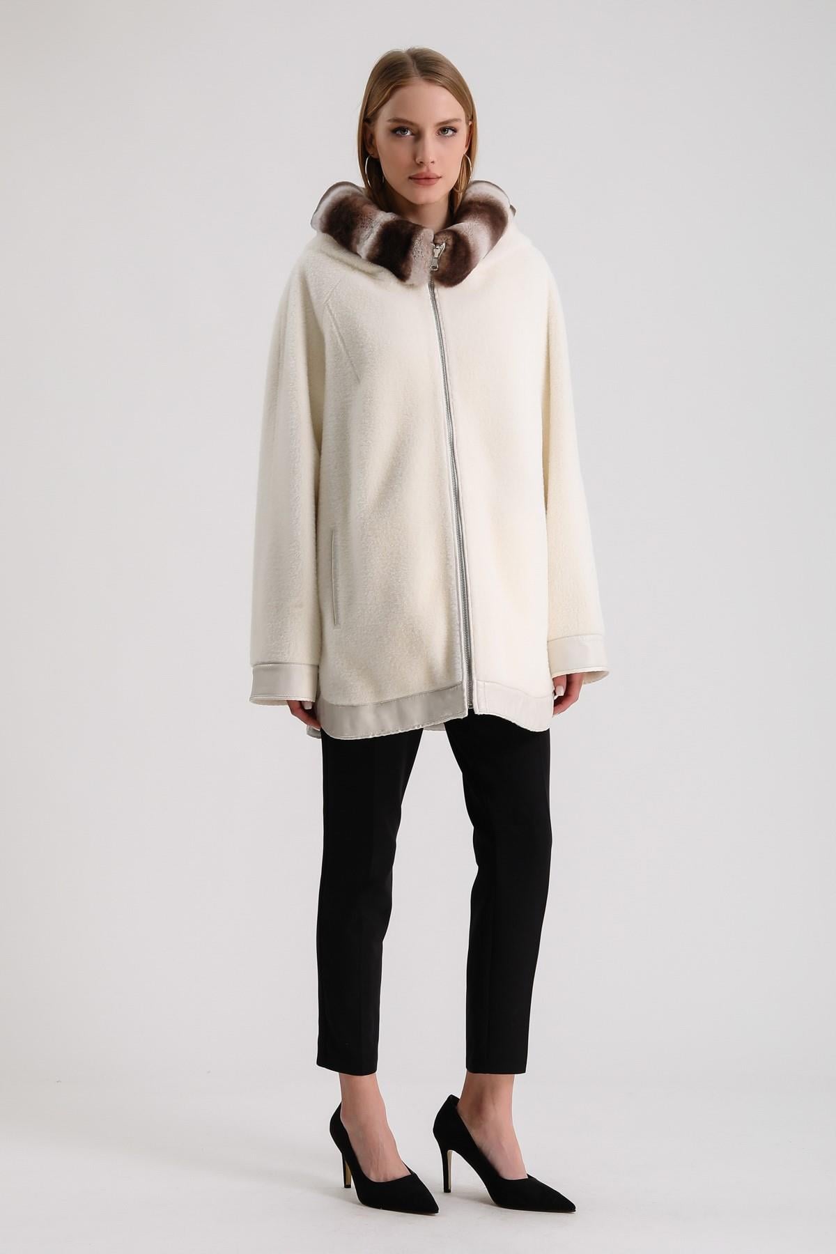 Manteau en laine blanc nacré avec garnitures en rex et cuir, LC Leather Club