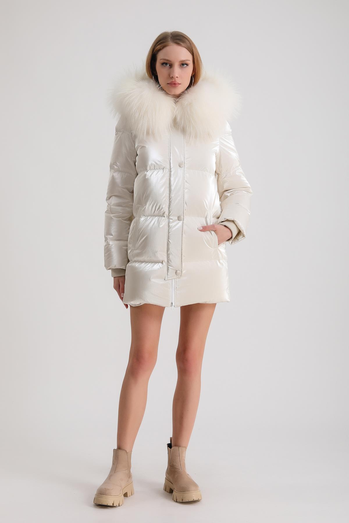 Doudoune blanc nacré avec détails en fourrure de renard, LC Leather Club