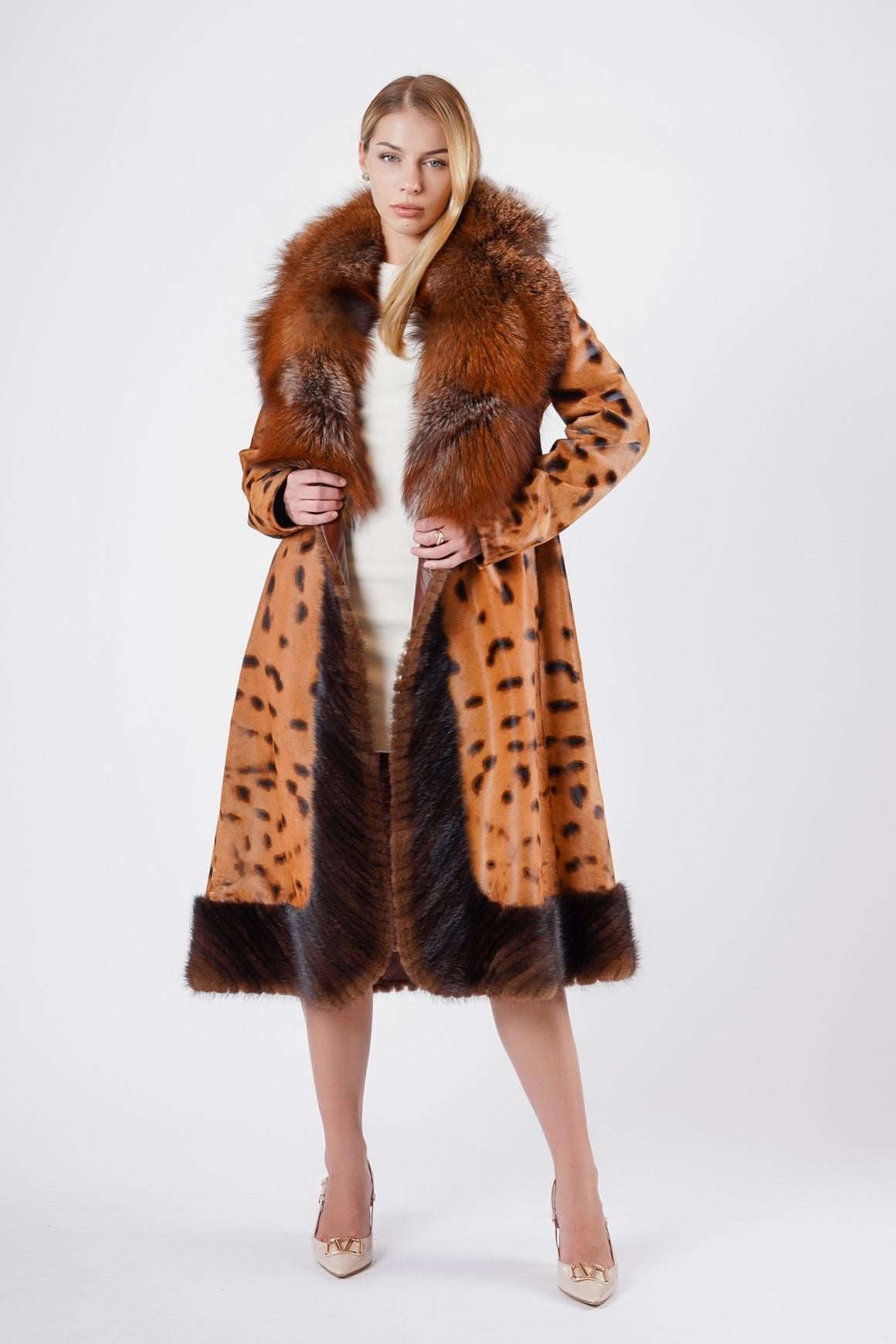 Manteau en cuir brun avec garniture en fourrure de renard fauve, LC Leather Club