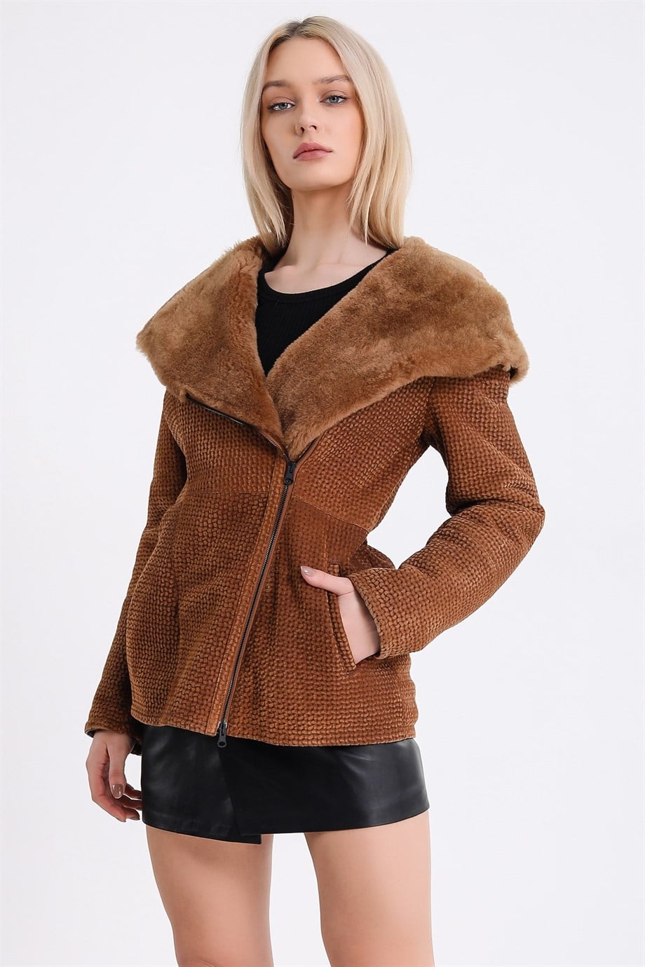 سترة فرو بنية بطبعة الحصير, LC Leather Club