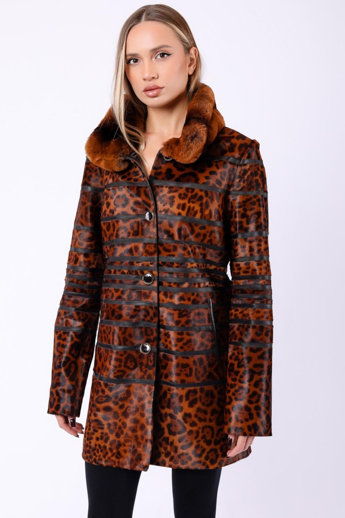 Bruine bontmantel met rex-accessoires en luipaardleren rand, LC Leather Club