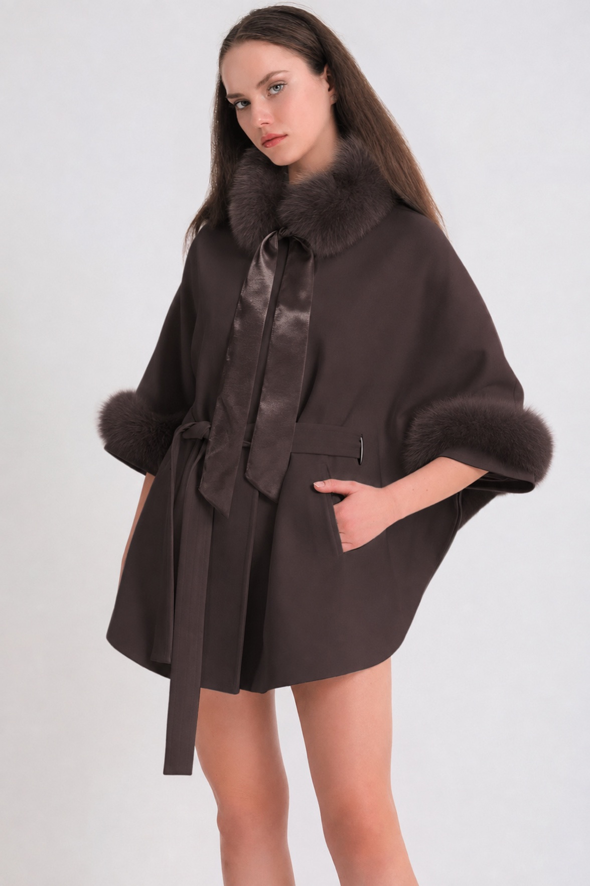 Veste cape en cachemire marron avec finitions en renard, LC Leather Club