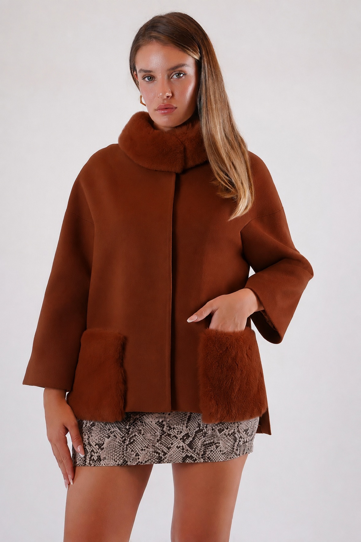 Manteau en cachemire brun-rouge avec finitions en fourrure, LC Leather Club