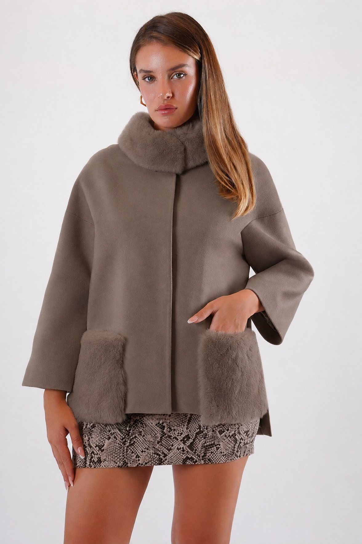Manteau en cachemire beige foncé avec finitions en fourrure, LC Leather Club