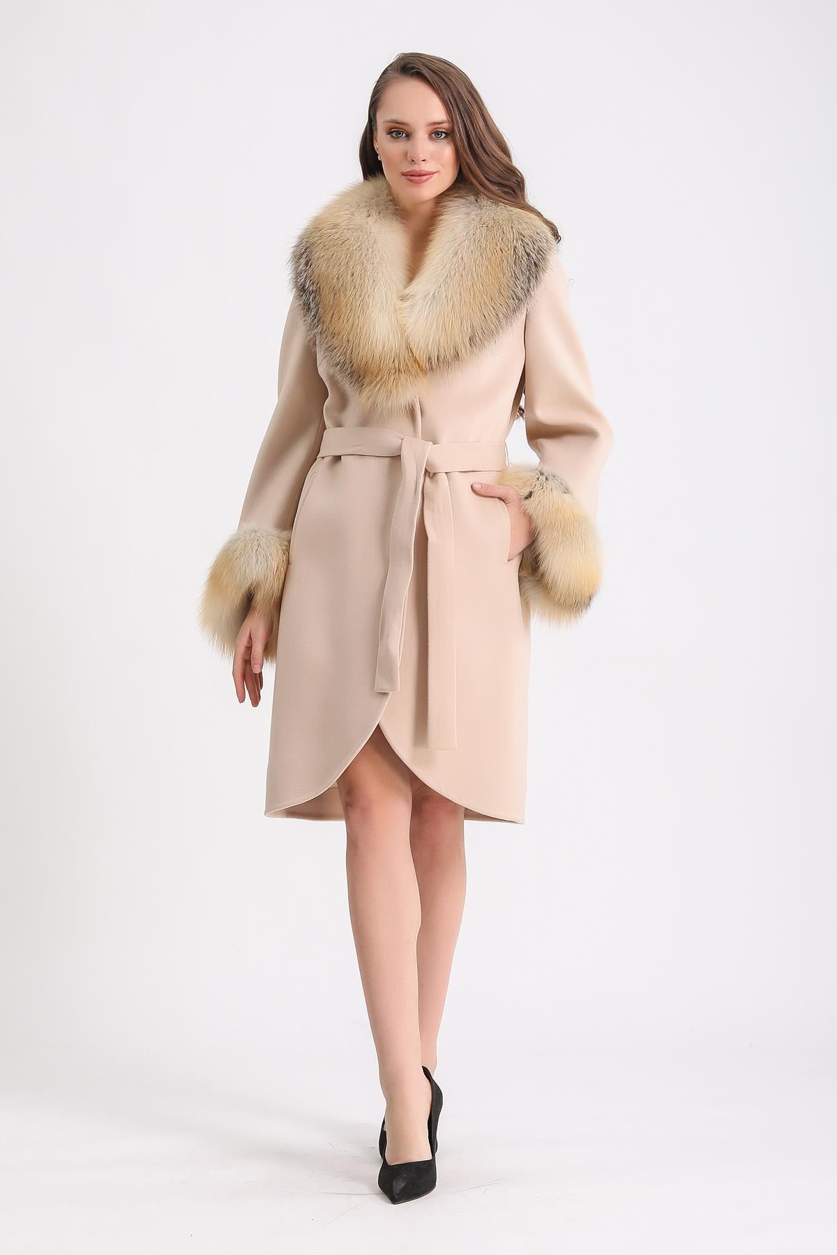 Manteau en cachemire crème avec détails en fourrure de renard, LC Leather Club