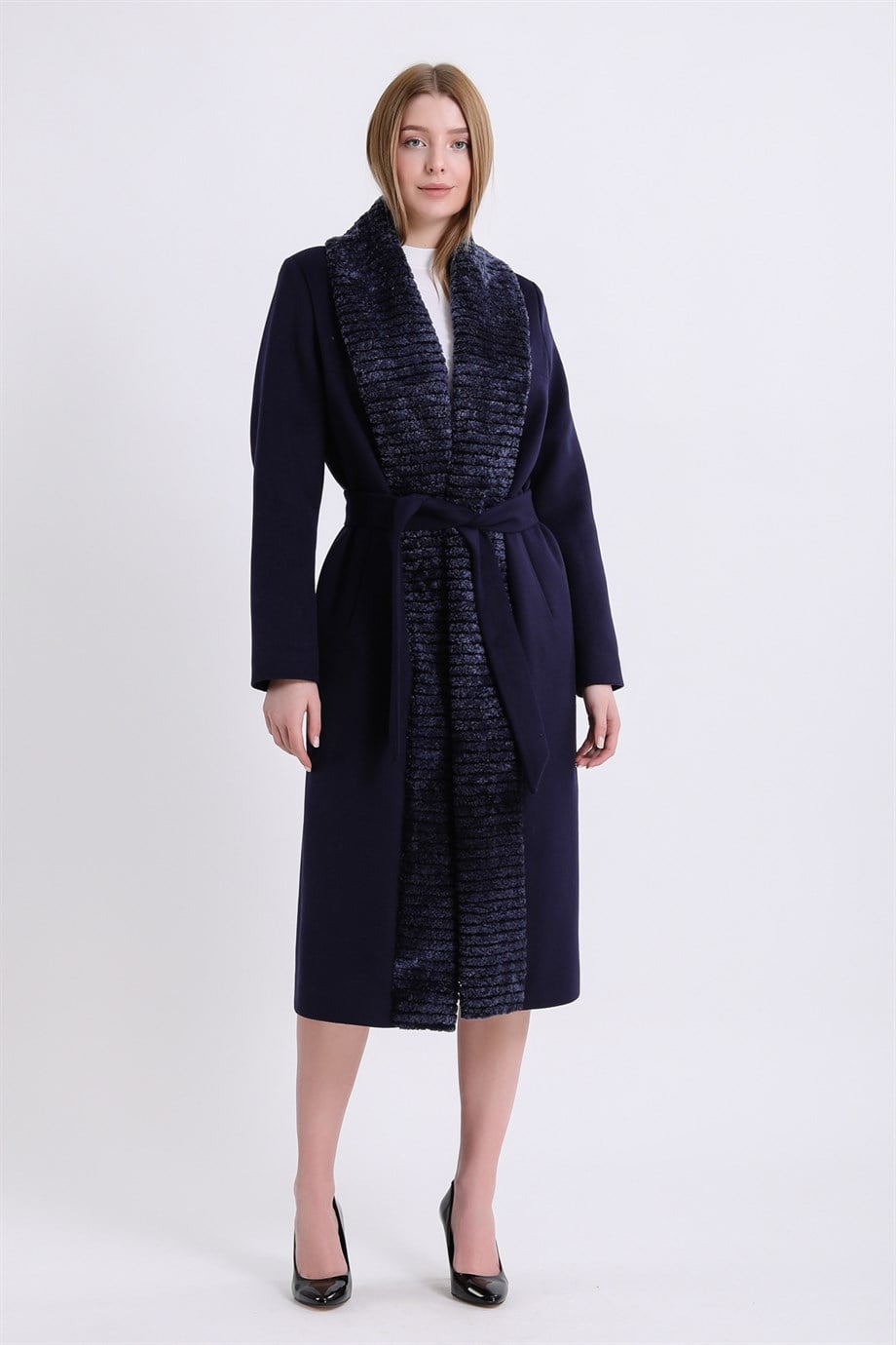 Manteau en cachemire bleu marine avec détails en fourrure d'astrakan, LC Leather Club