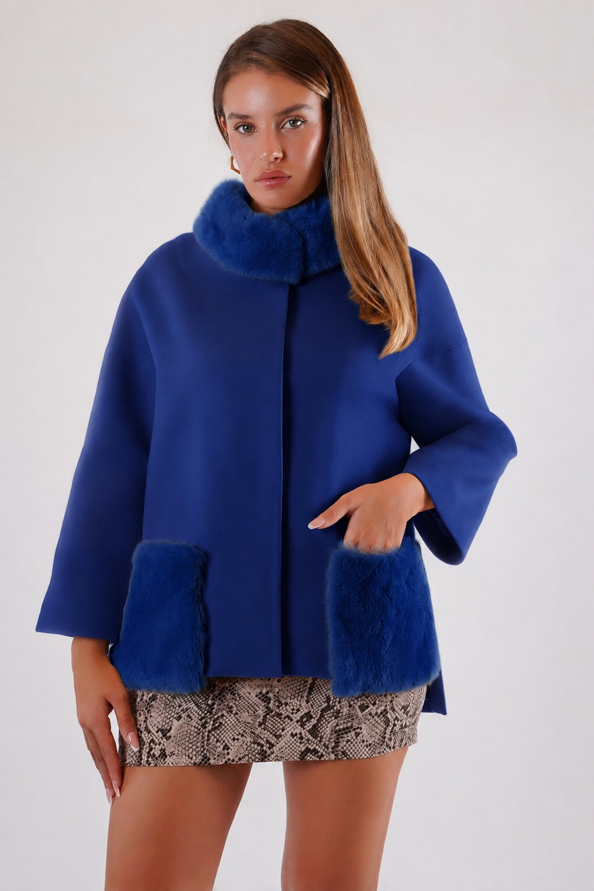 Manteau en cachemire bleu avec finitions en fourrure, LC Leather Club