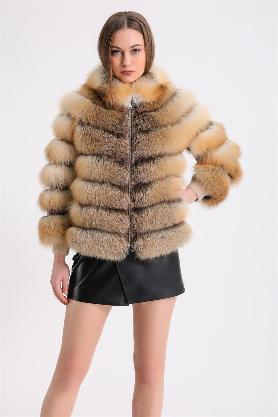 Veste en fourrure de renard or avec garniture de cuir de python, LC Leather Club