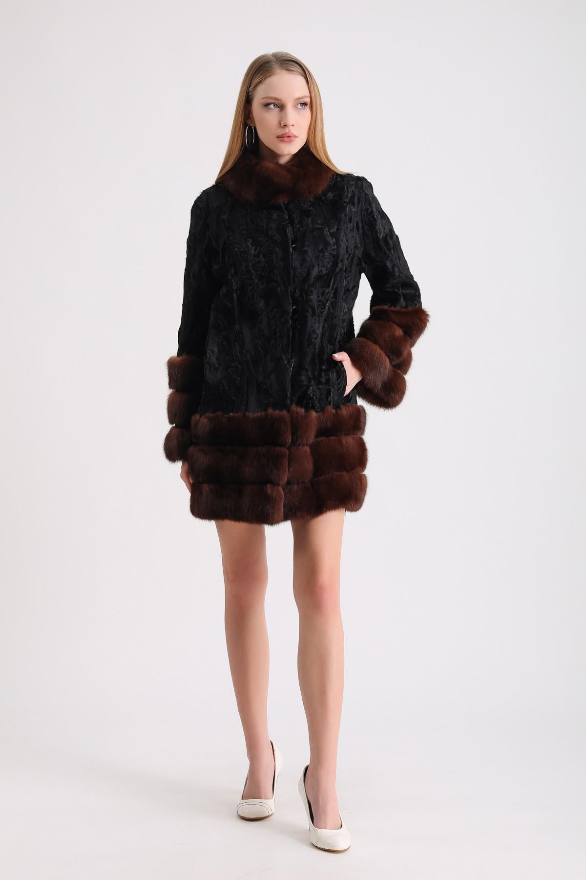 Manteau en astrakan avec garniture de zibeline naturelle, LC Leather Club