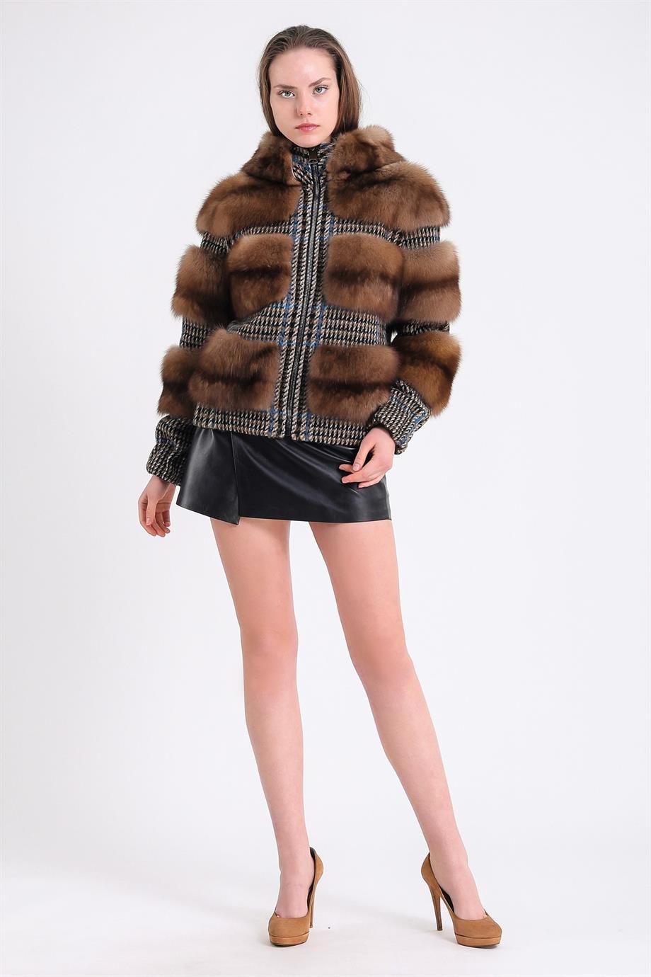 سترة من فرو الألبكة المحبوكة مزينة بفرو السمور الطبيعي, LC Leather Club