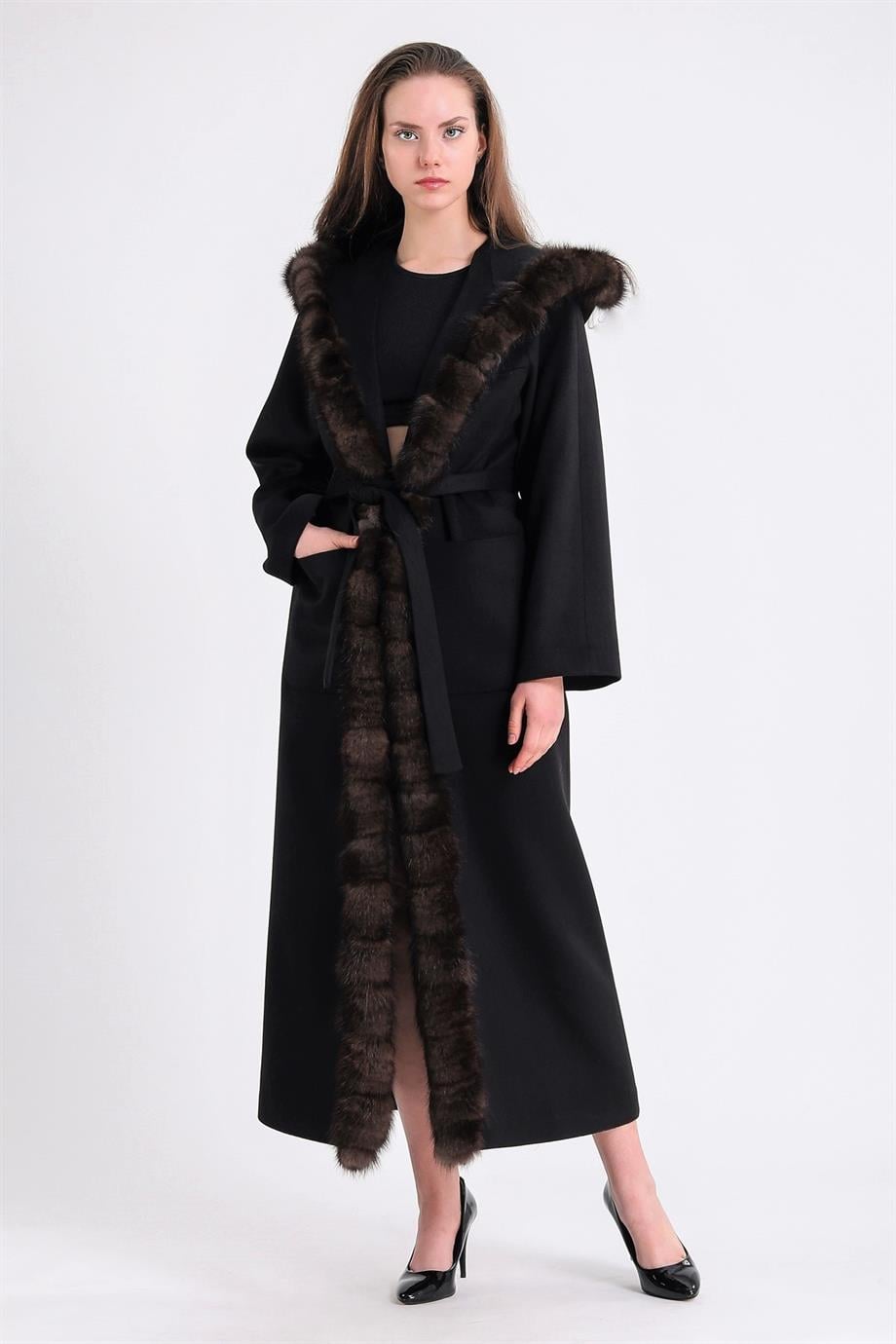 Manteau en cachemire noir avec accessoires en fourrure de zibeline, LC Leather Club