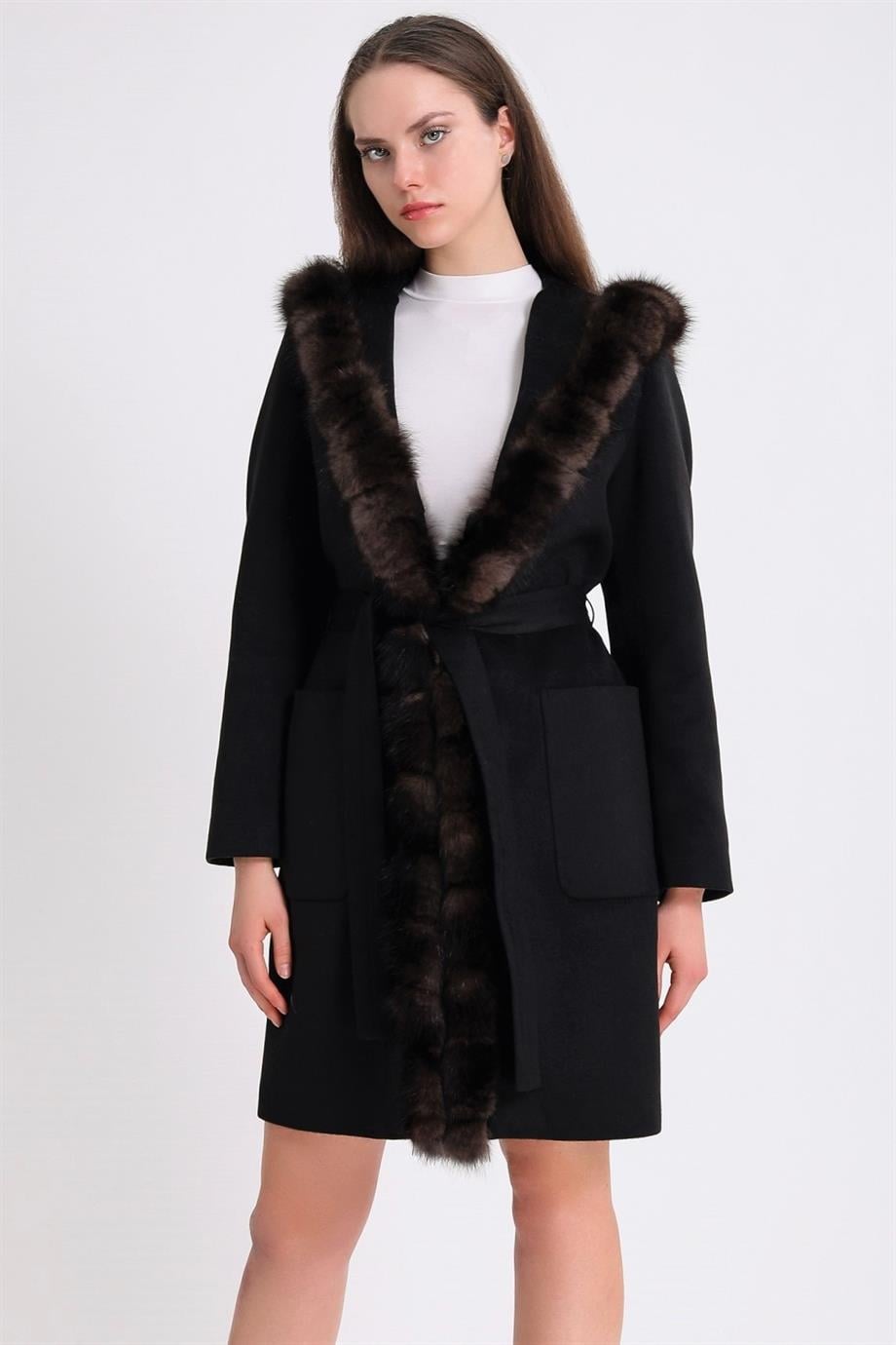 Manteau en cachemire noir avec accessoires en fourrure de zibeline, LC Leather Club