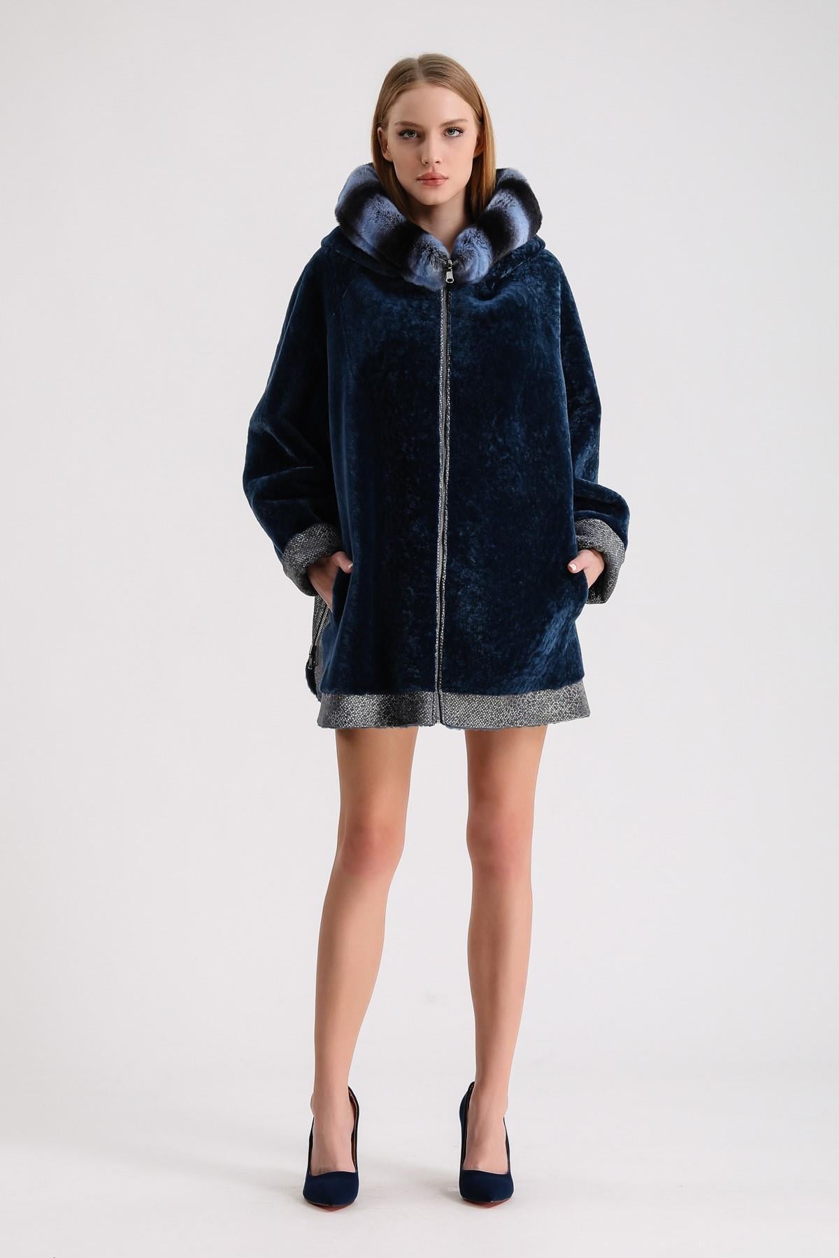 Manteau en astrakan bicolore bleu pétrole avec garniture de rex et cuir, LC Leather Club