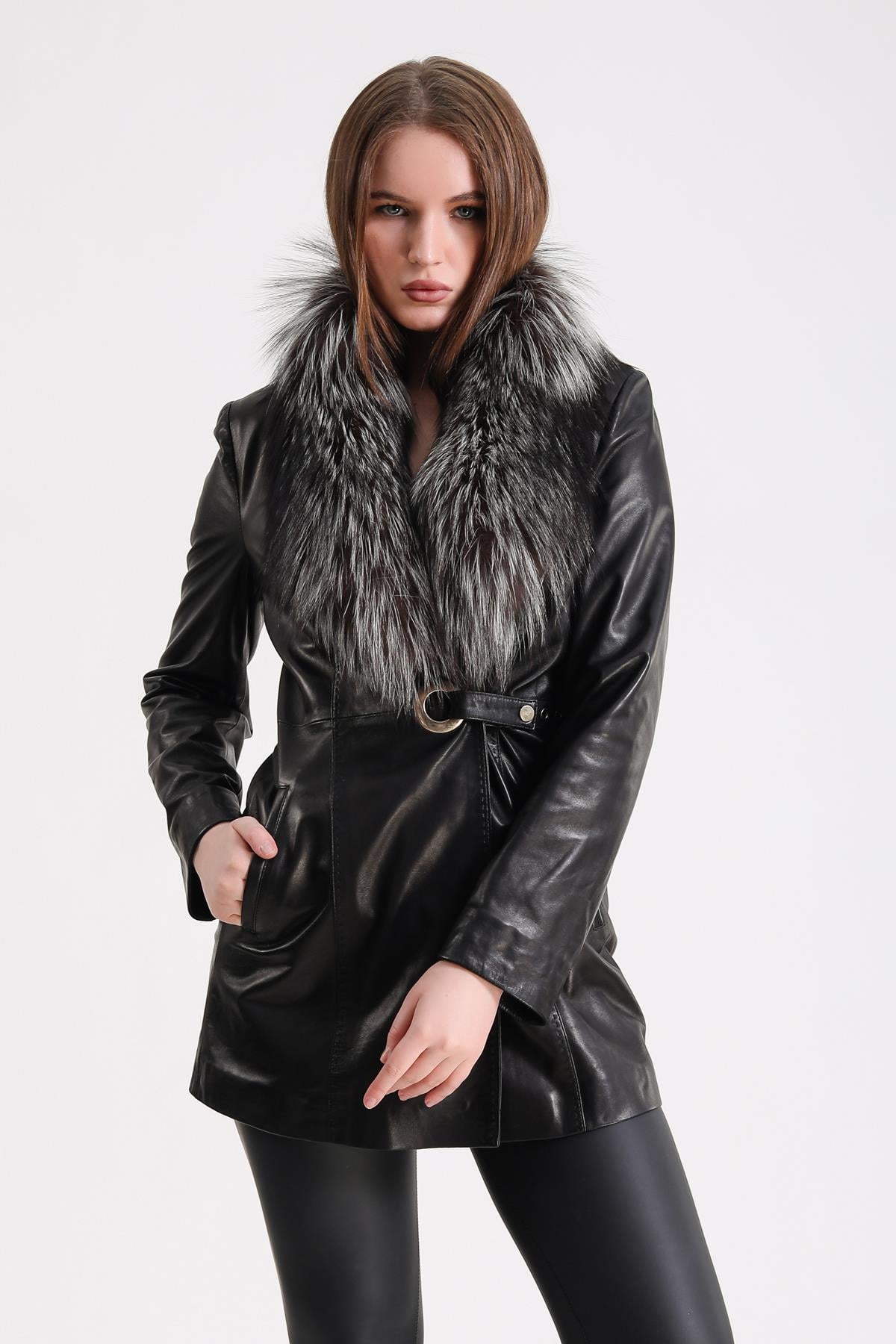 Veste en cuir noir Arjante avec garniture en fourrure de renard et détail boucle latérale, LC Leather Club