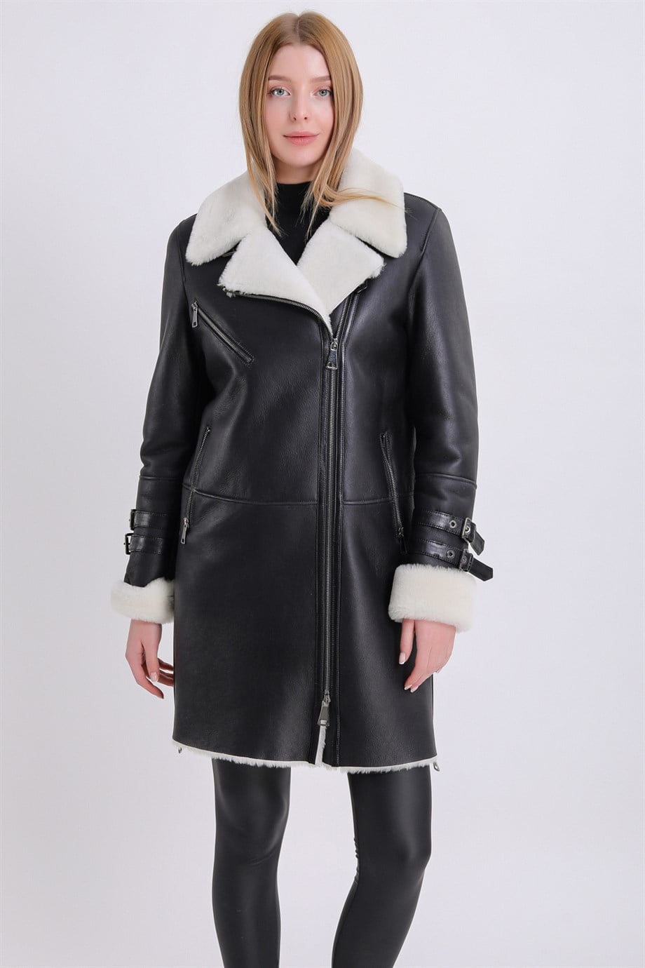 Schwarzer und weißer Silky-Mantel mit Pelzfutter, LC Leather Club