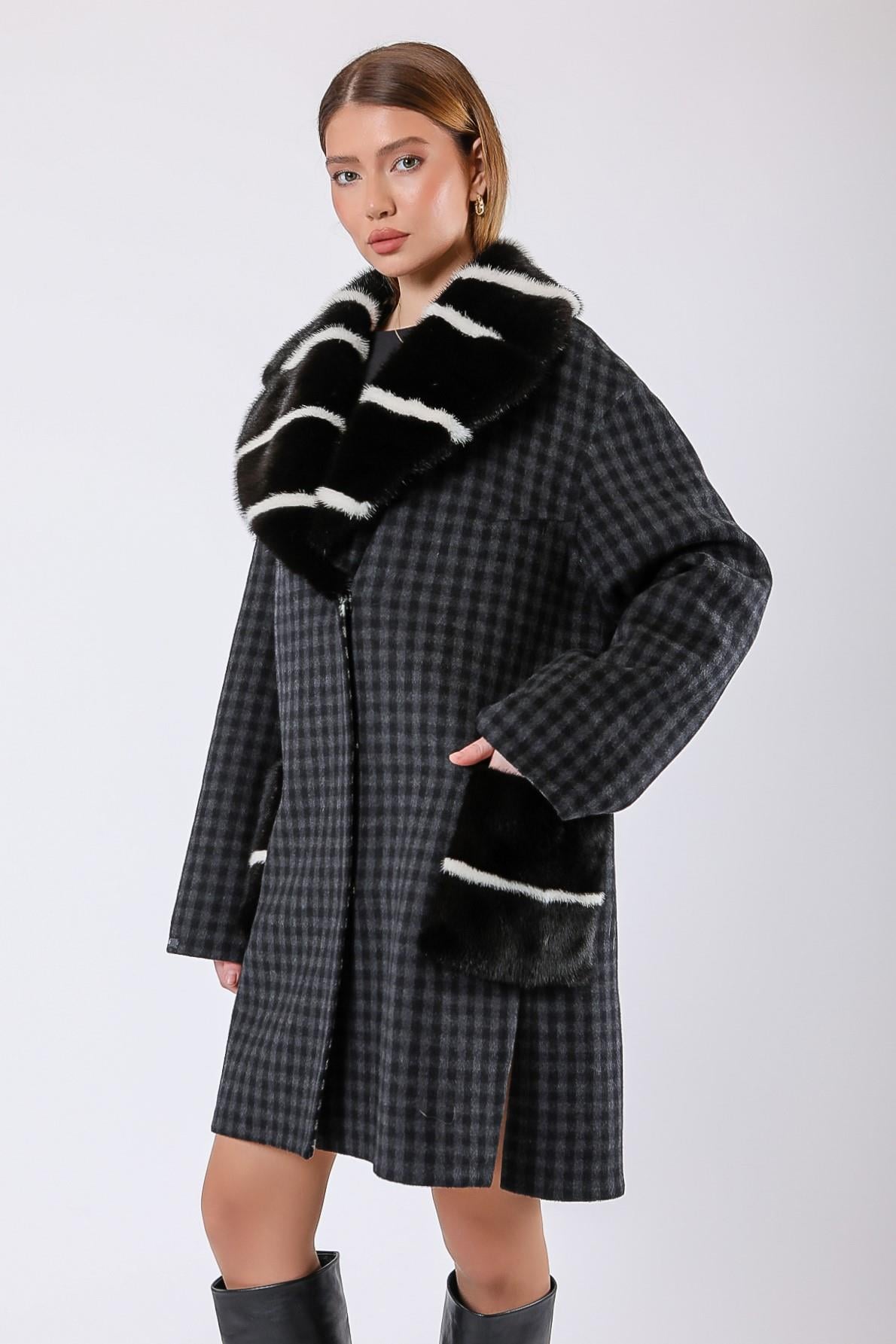 Manteau en alpaga laine noir avec texture et garniture en fourrure de vison, LC Leather Club