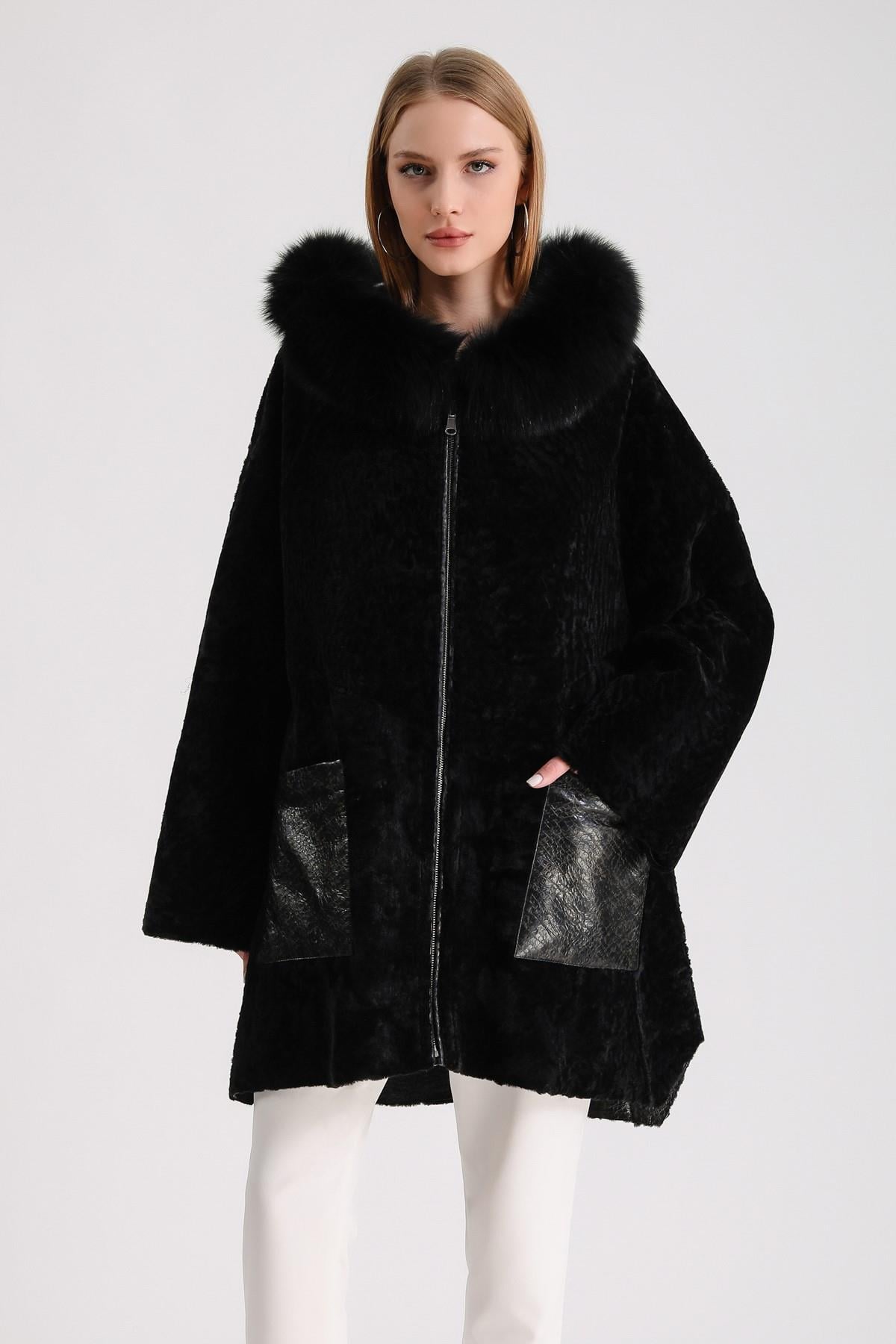 Manteau en astrakan noir réversible avec garnitures en fourrure de renard et cuir, LC Leather Club