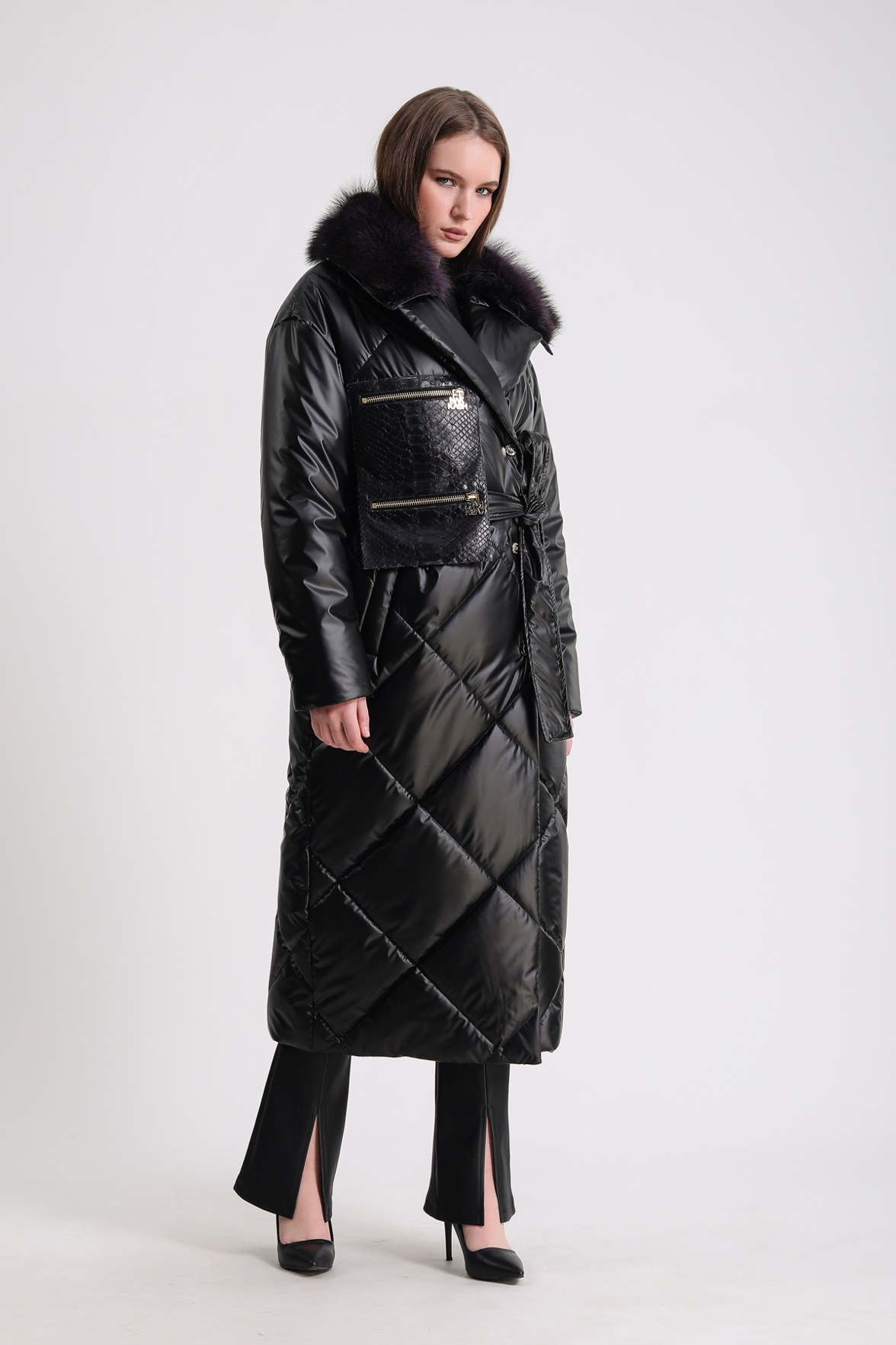 Czarna kurtka puchowa z paskiem i wykończeniem z lisa, LC Leather Club